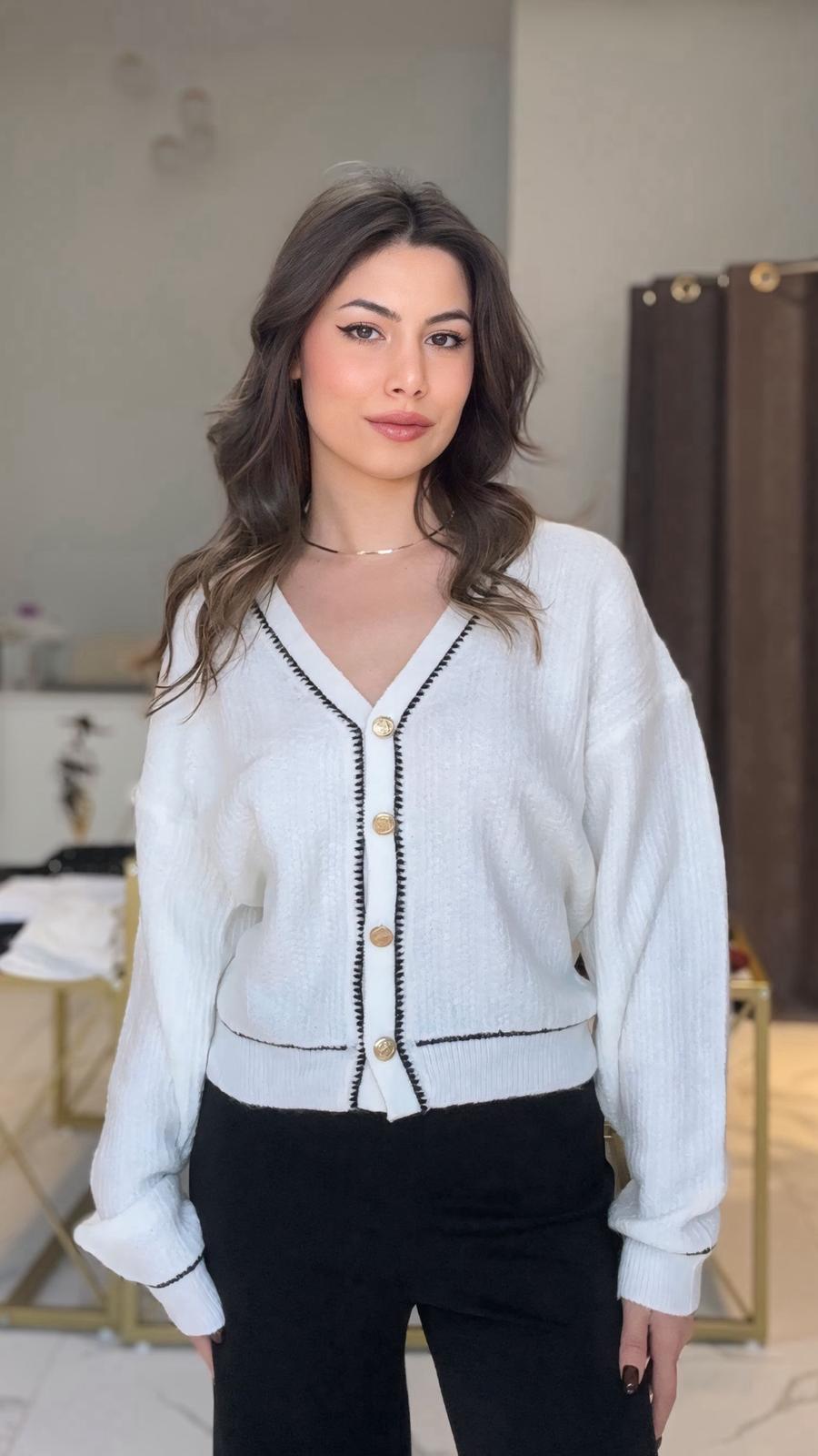 Gold düğmeli beyaz hırka 