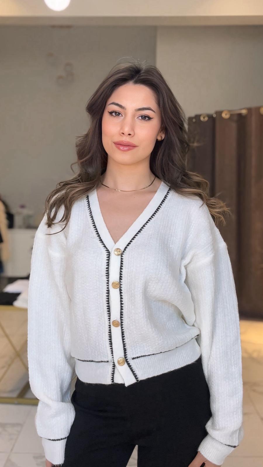 Gold düğmeli beyaz hırka 