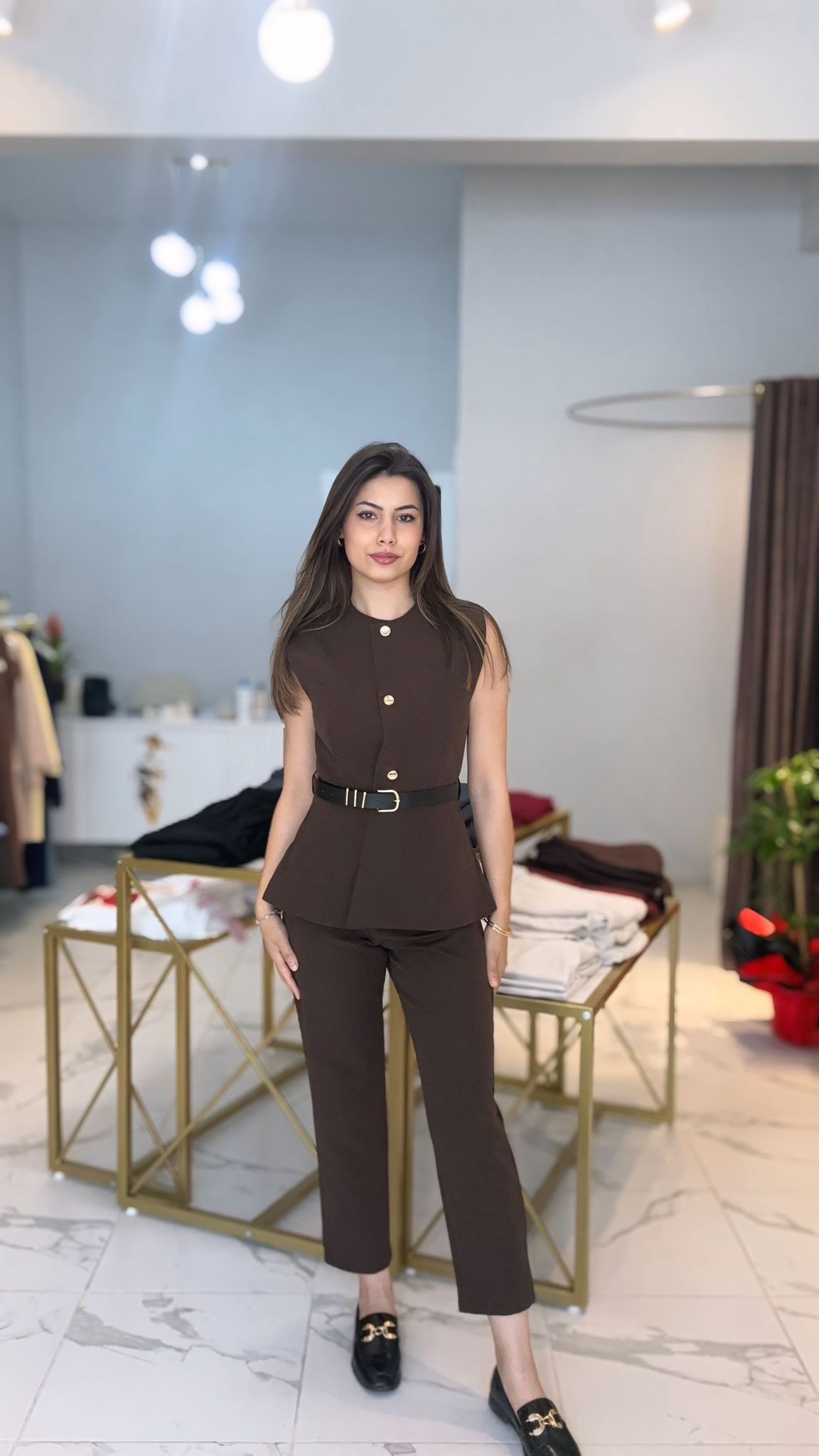kahve gold düğmeli kemerli takım 