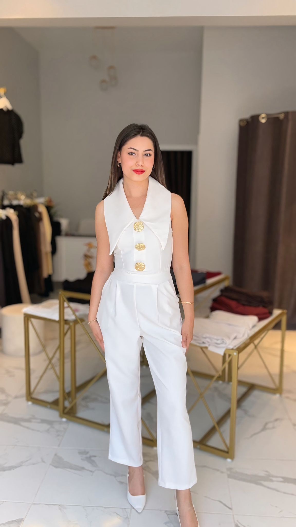 Gold düğmeli beyaz tulum 