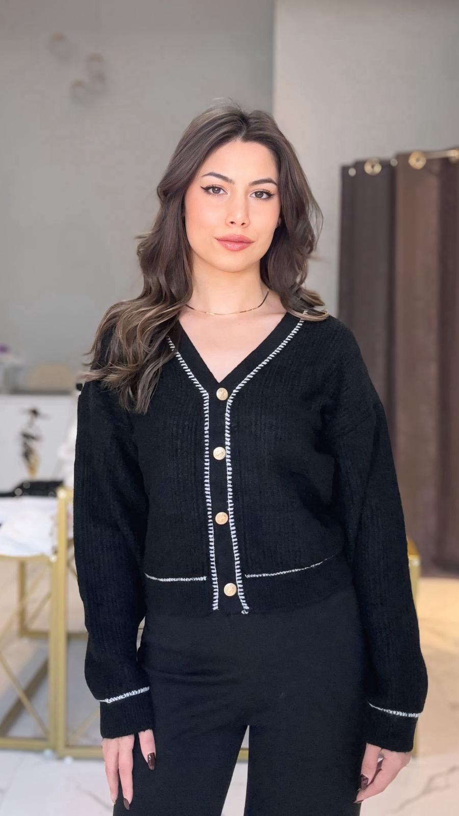 Gold düğmeli siyah hırka 