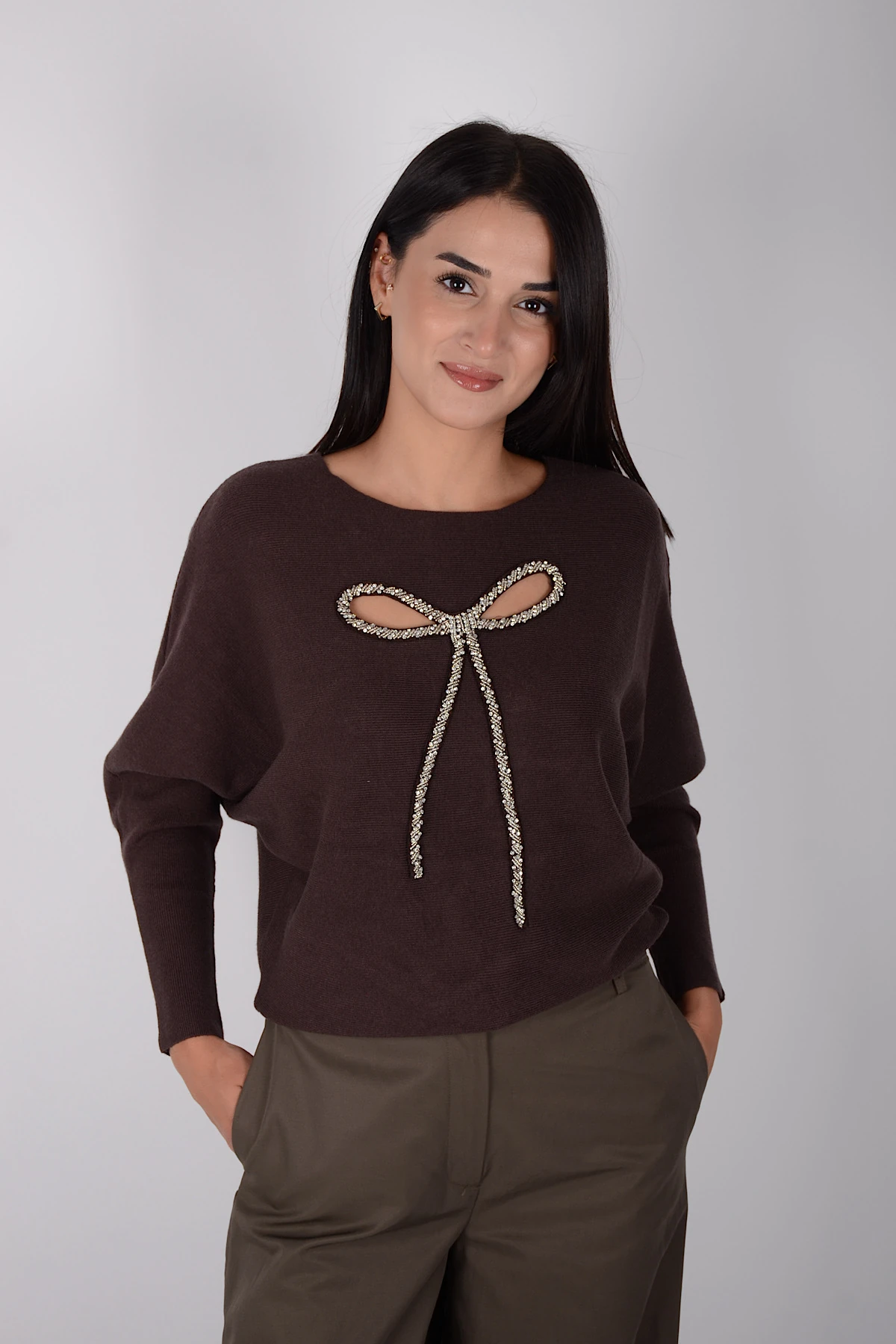 Kadın fiyonk detaylı taşlı pamuklu triko kazak