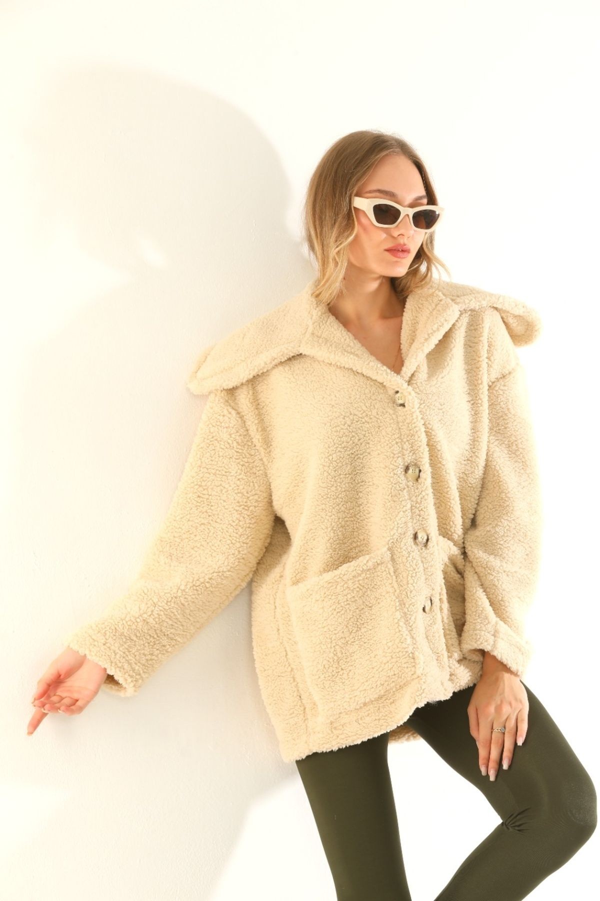 Kadın Peluş Oversize Krem Rengi Geniş Yakalı Mont