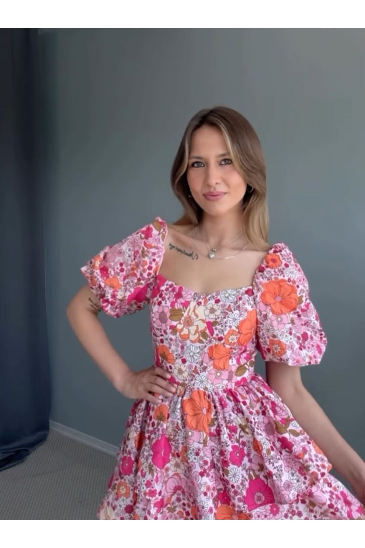 Pembe Çiçek Desenli Fırfırlı Kısa Elbise