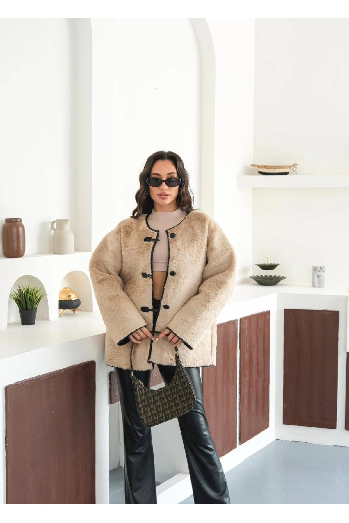 Kadın aplikeli Deri Detaylı Peluş Mont