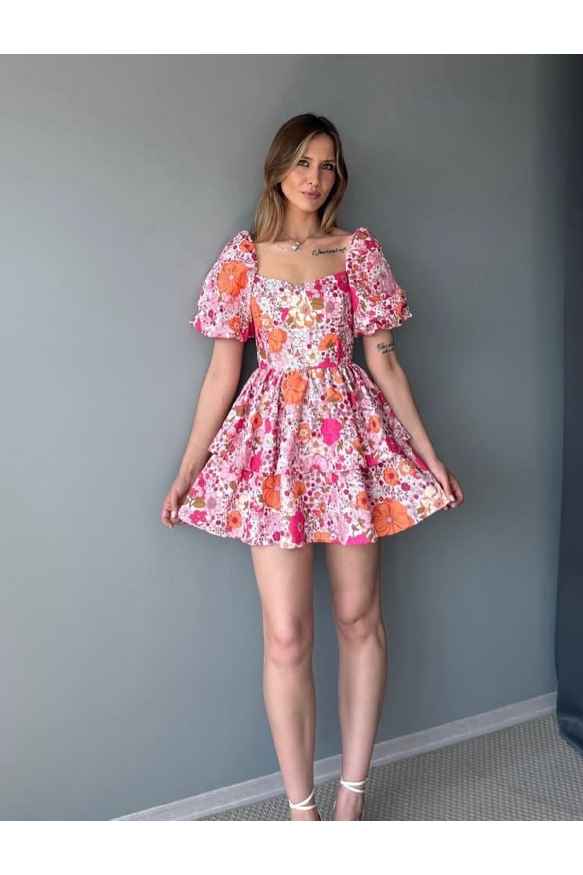 Pembe Çiçek Desenli Fırfırlı Kısa Elbise