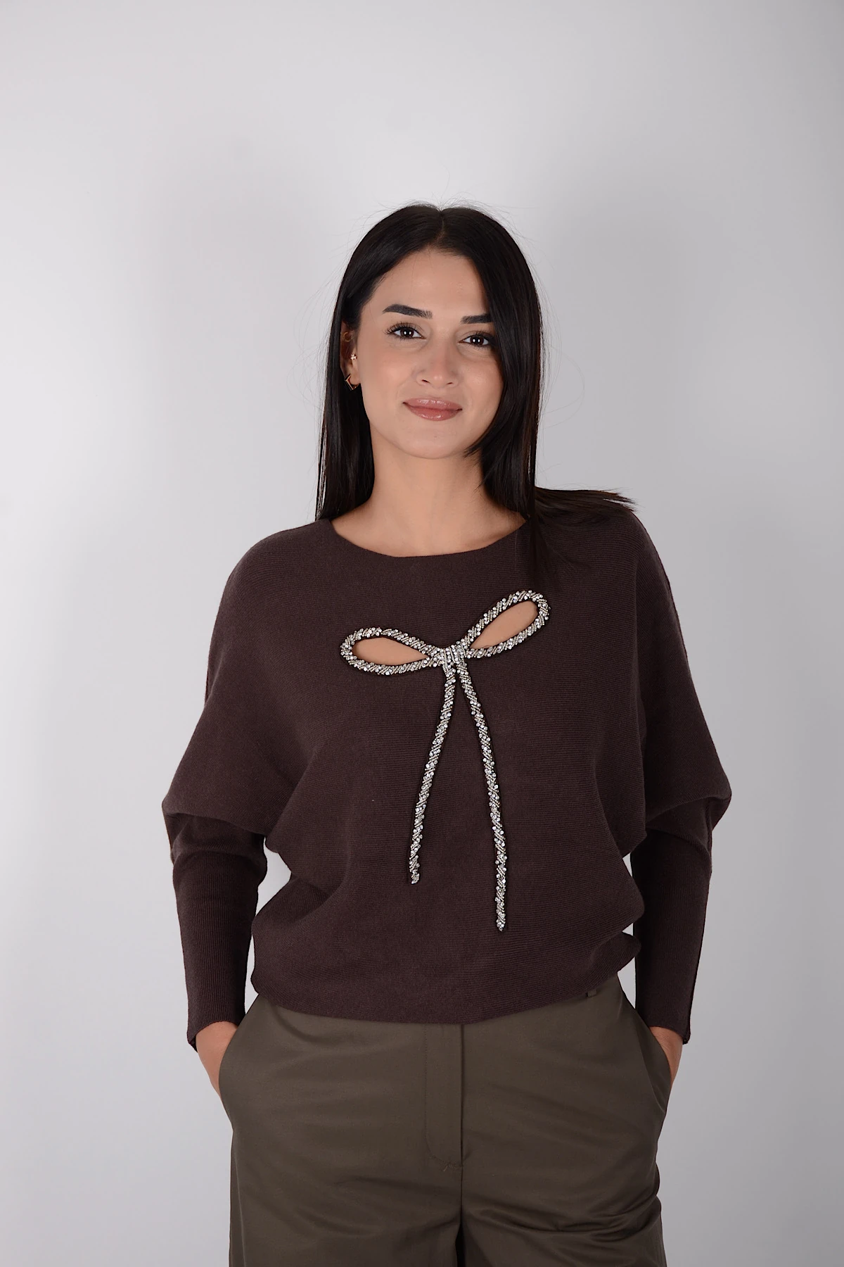 Kadın fiyonk detaylı taşlı pamuklu triko kazak