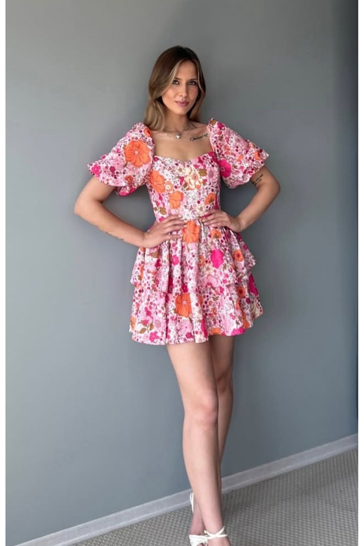 Pembe Çiçek Desenli Fırfırlı Kısa Elbise