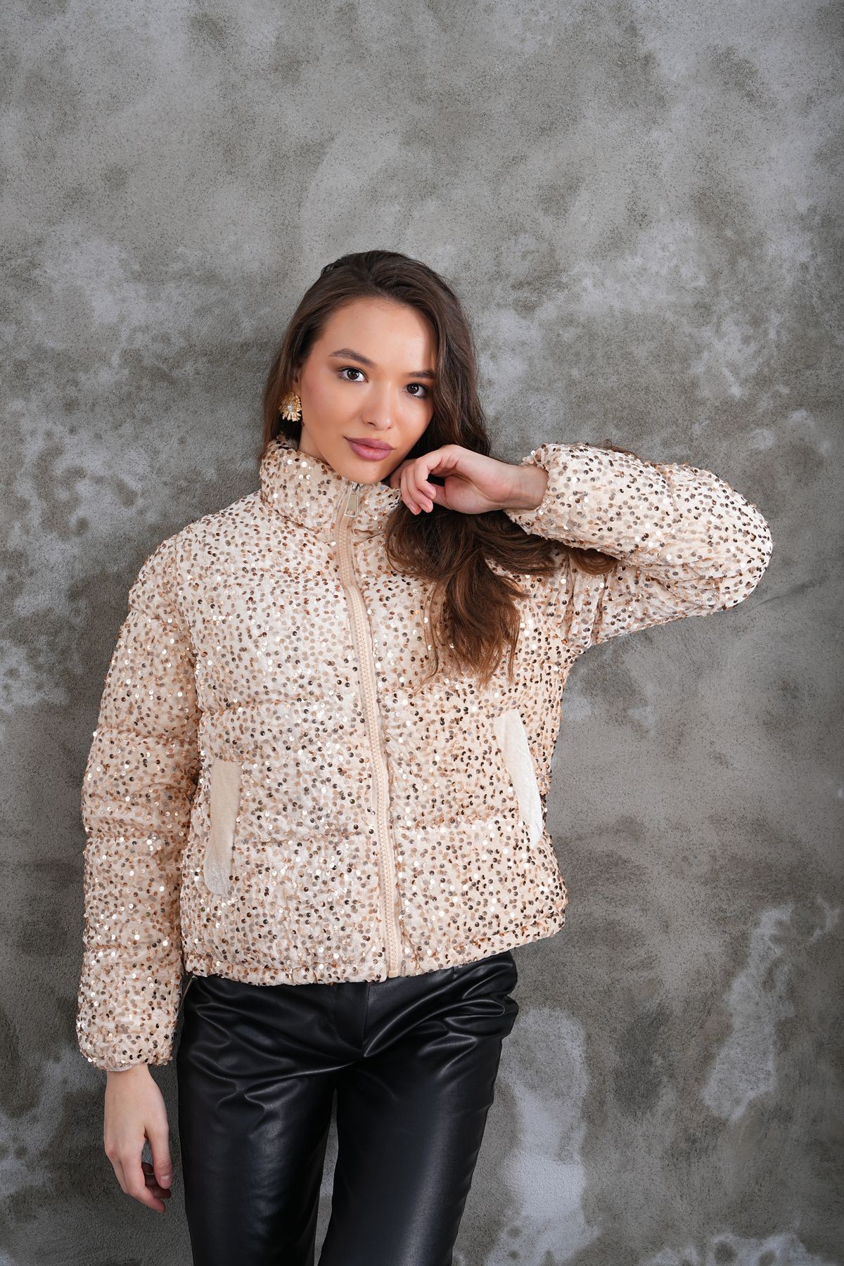 Pul detaylı kapitone mont