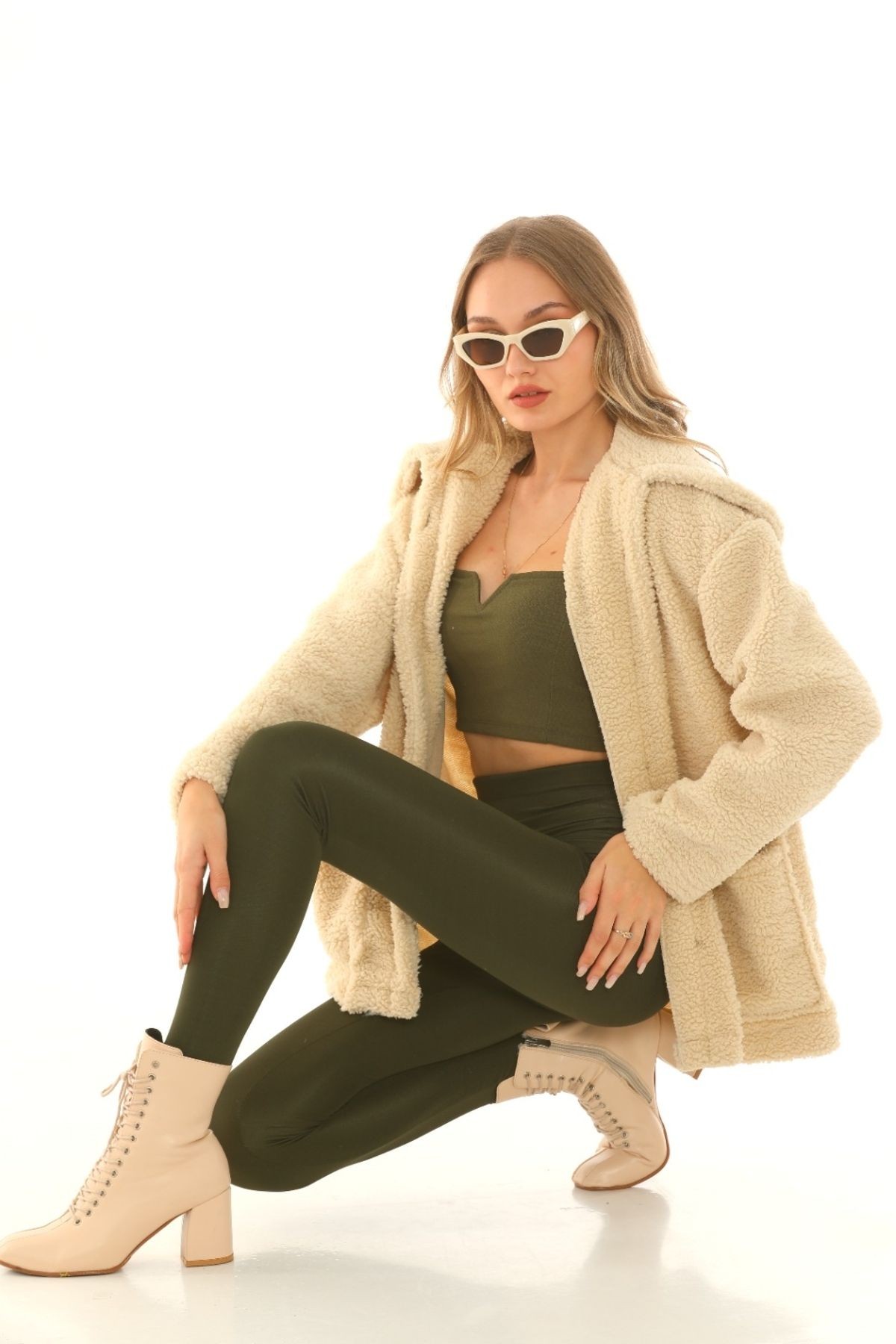 Kadın Peluş Oversize Krem Rengi Geniş Yakalı Mont