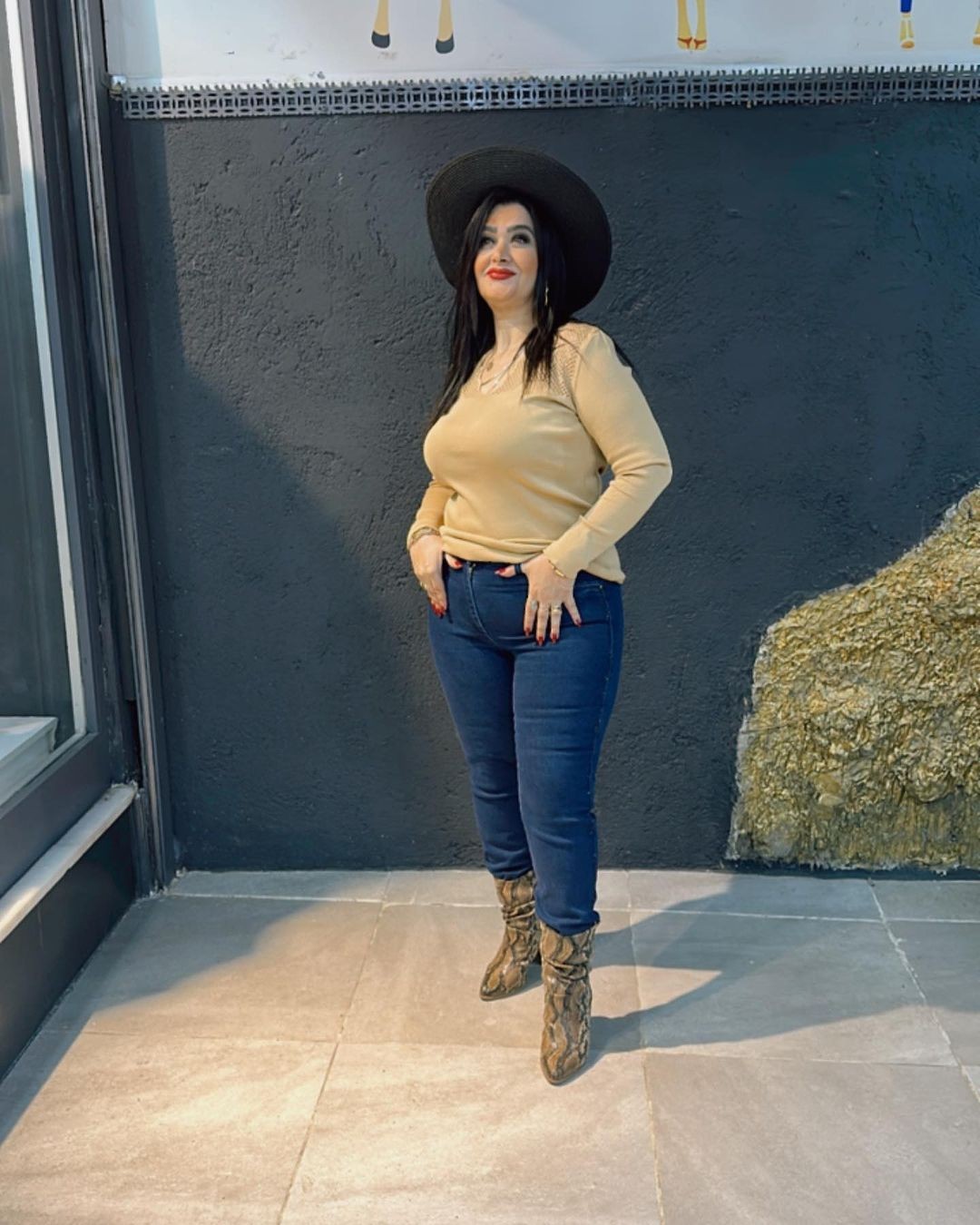 Yaka Detaylı Siyah Triko Bluz 