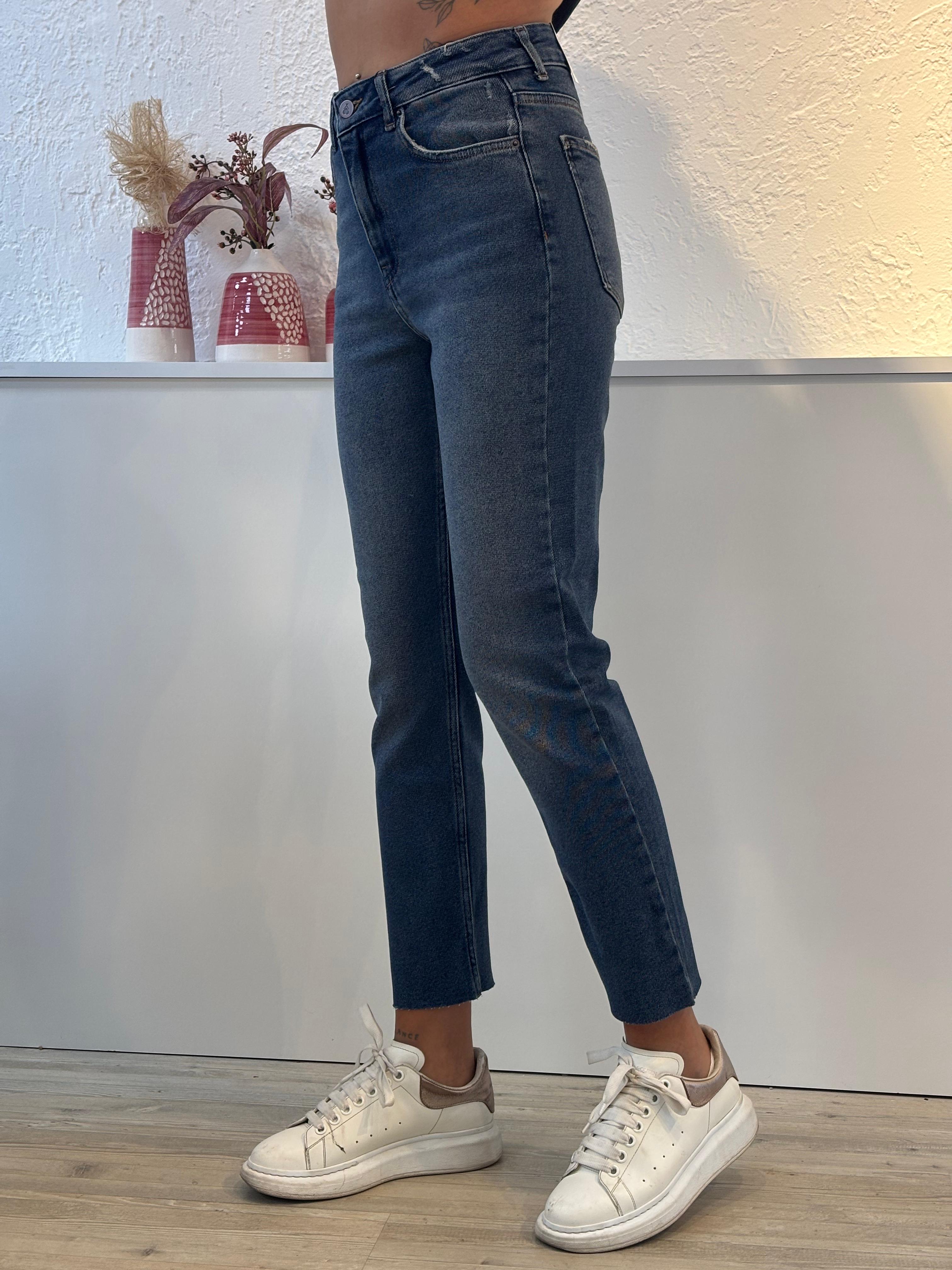 MOM FİT KESİK PAÇA JEAN