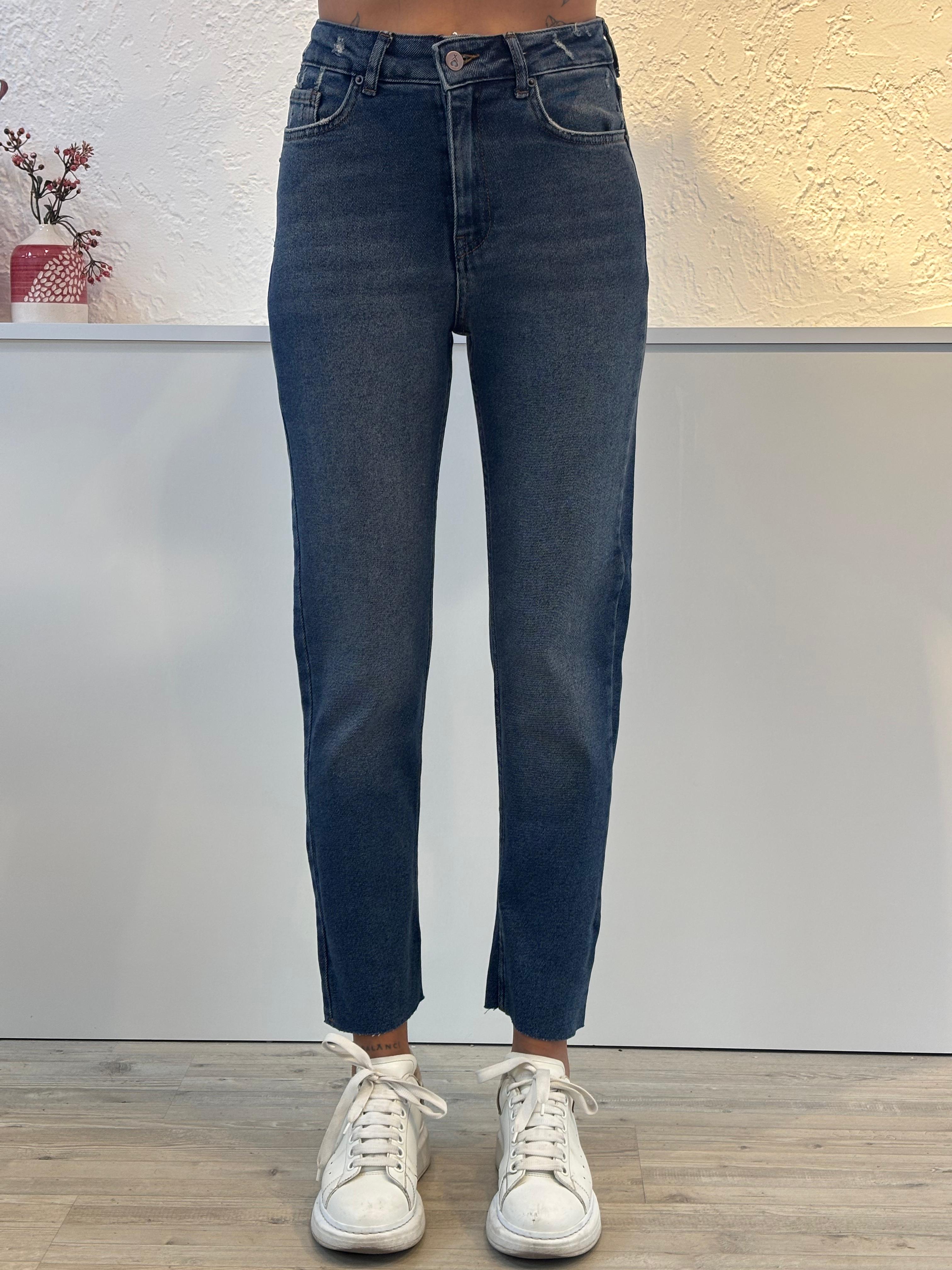 MOM FİT KESİK PAÇA JEAN