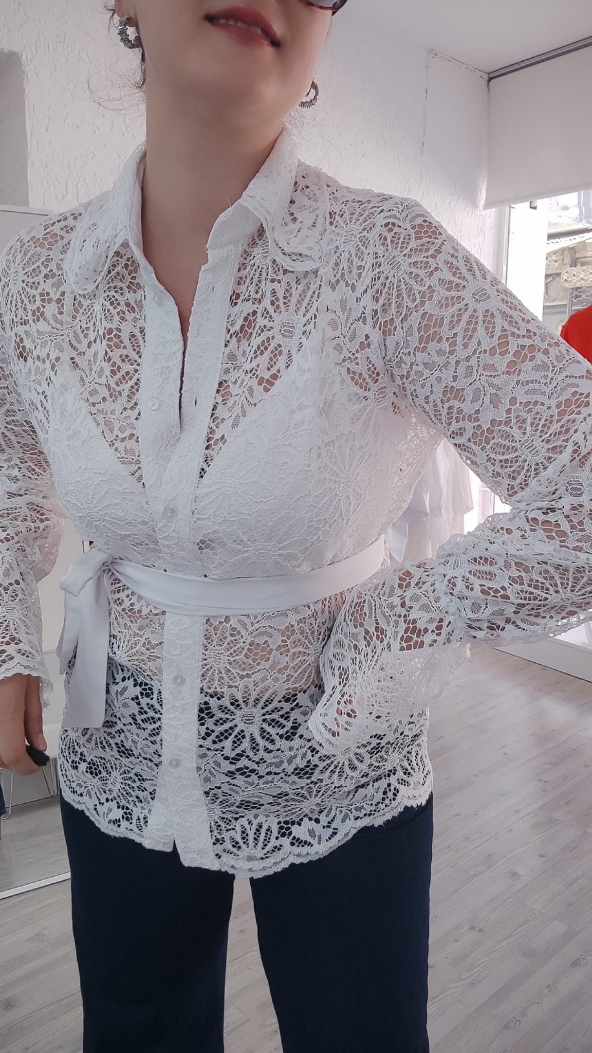 DANTEL DETAY KUŞAKLI BEYAZ GÖMLEK