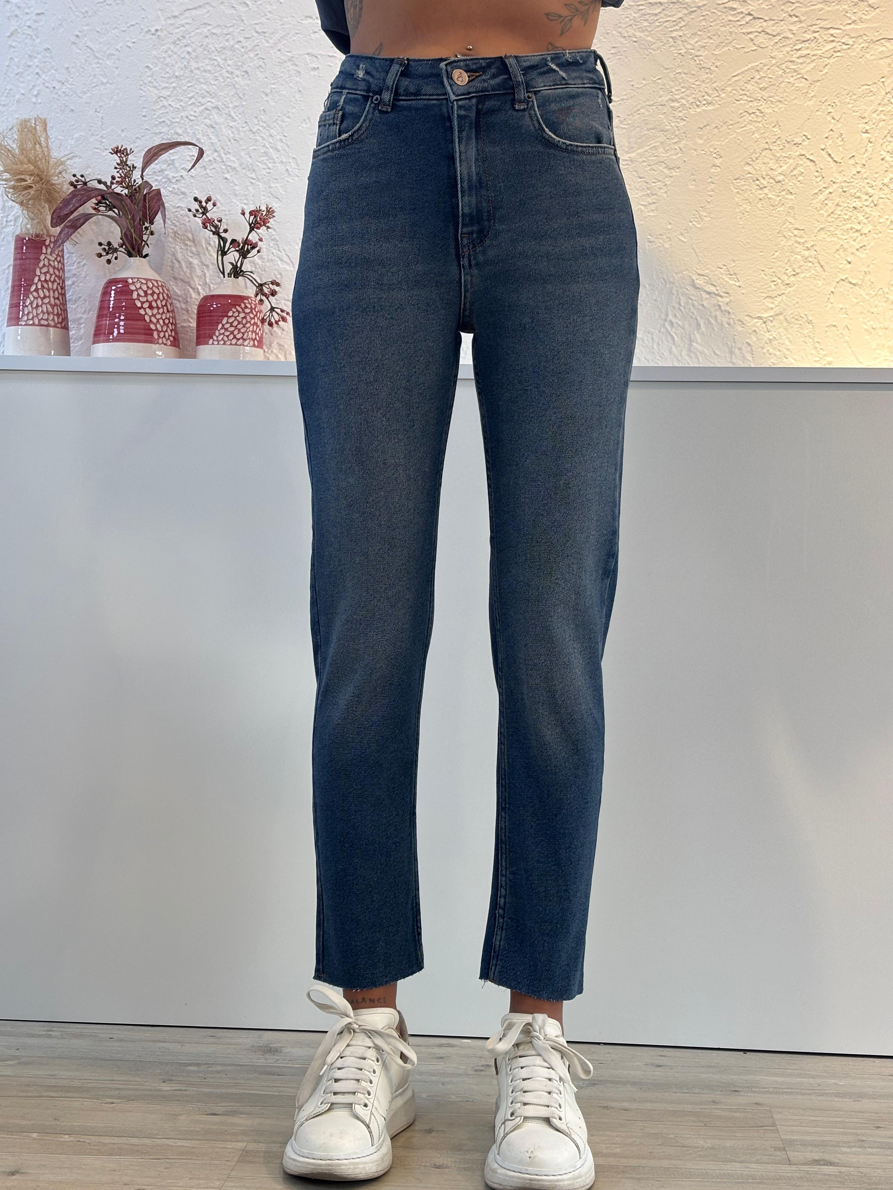 MOM FİT KESİK PAÇA JEAN