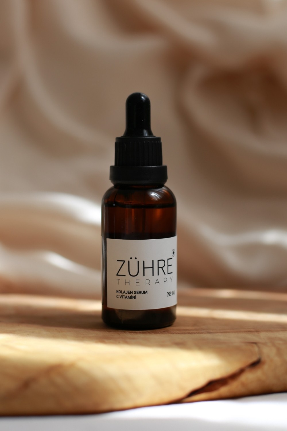 Kolajen & Vitamin C Serum – Hyaluronik asit ve meyve ekstreleriyle aydınlık ve dolgun bir cilt bakımı.