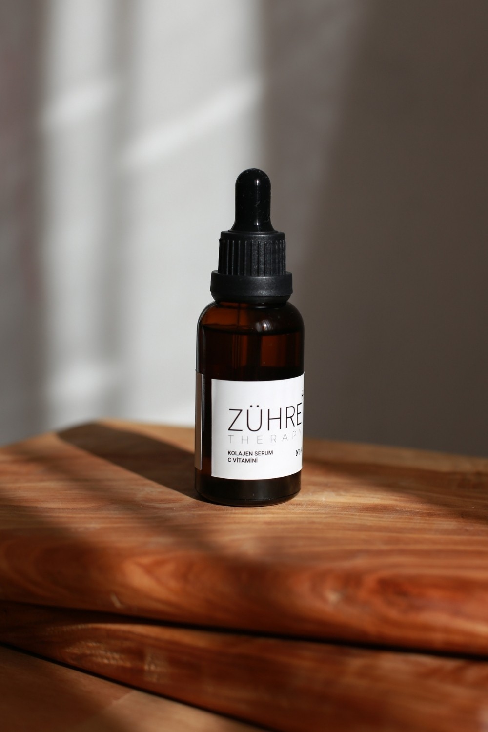 Kolajen & Vitamin C Serum – Hyaluronik asit ve meyve ekstreleriyle aydınlık ve dolgun bir cilt bakımı.