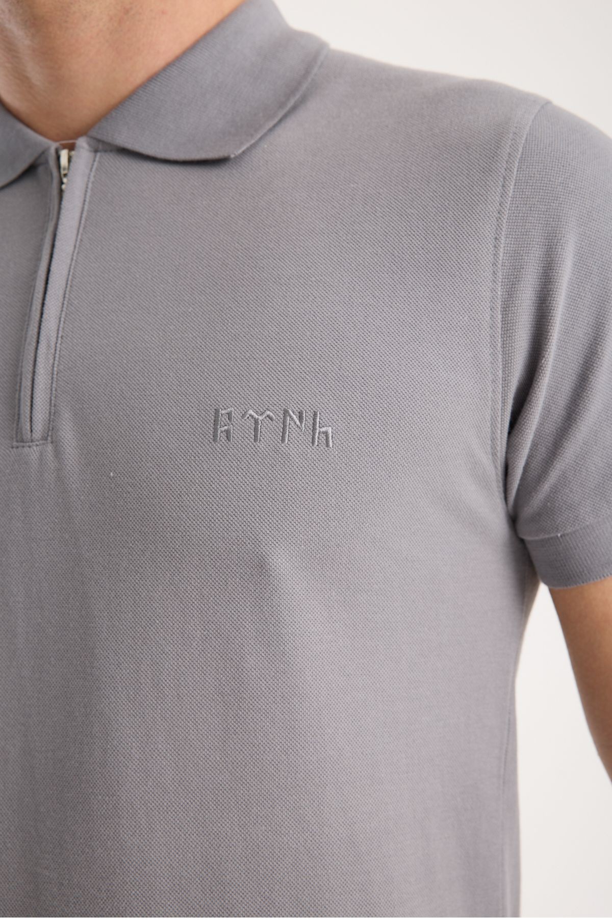 Polo Yaka T-Shirt Göktürk Harfleri Türk Baskılı Nakışlı Özel Tasarım %100 Pamuk Slim Fit Fermuarlı
