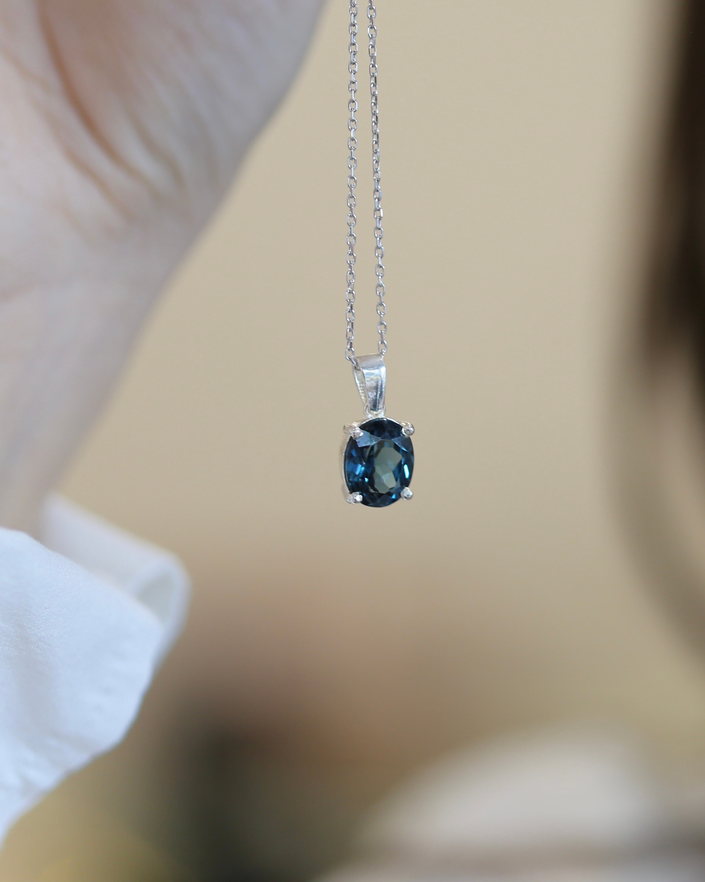Oval London Blue Topaz Gümüş Kolye