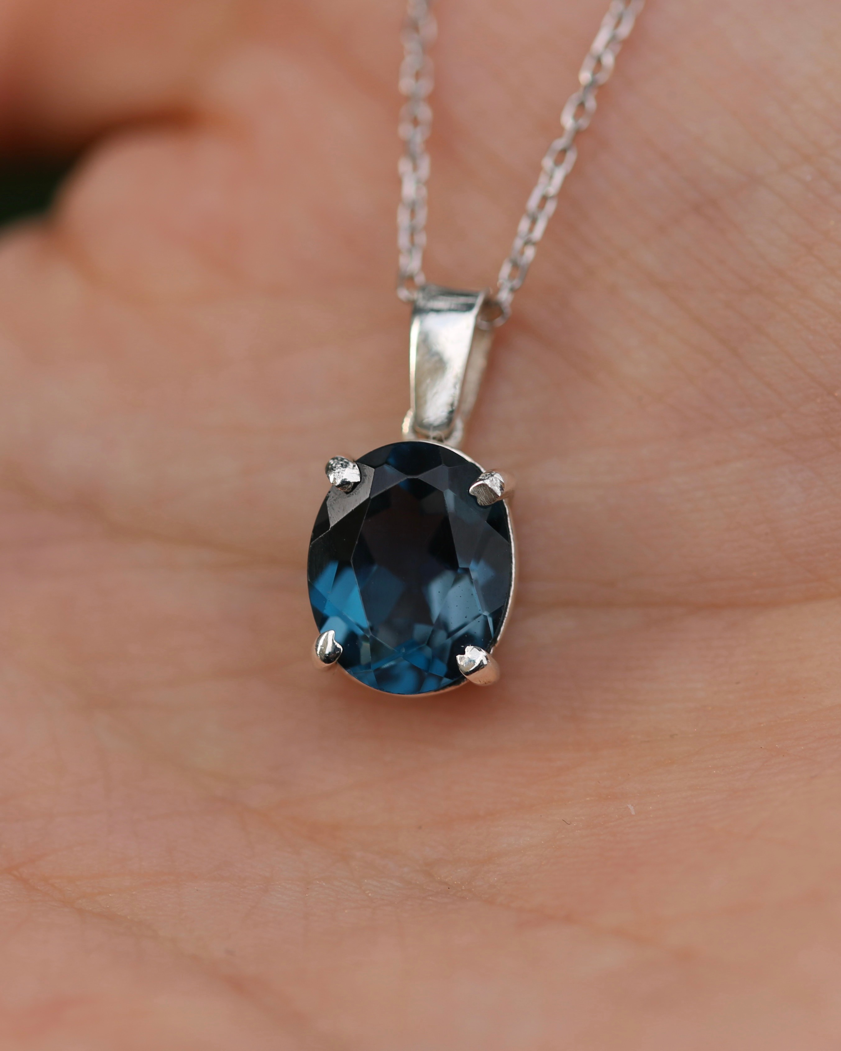 Oval London Blue Topaz Gümüş Kolye