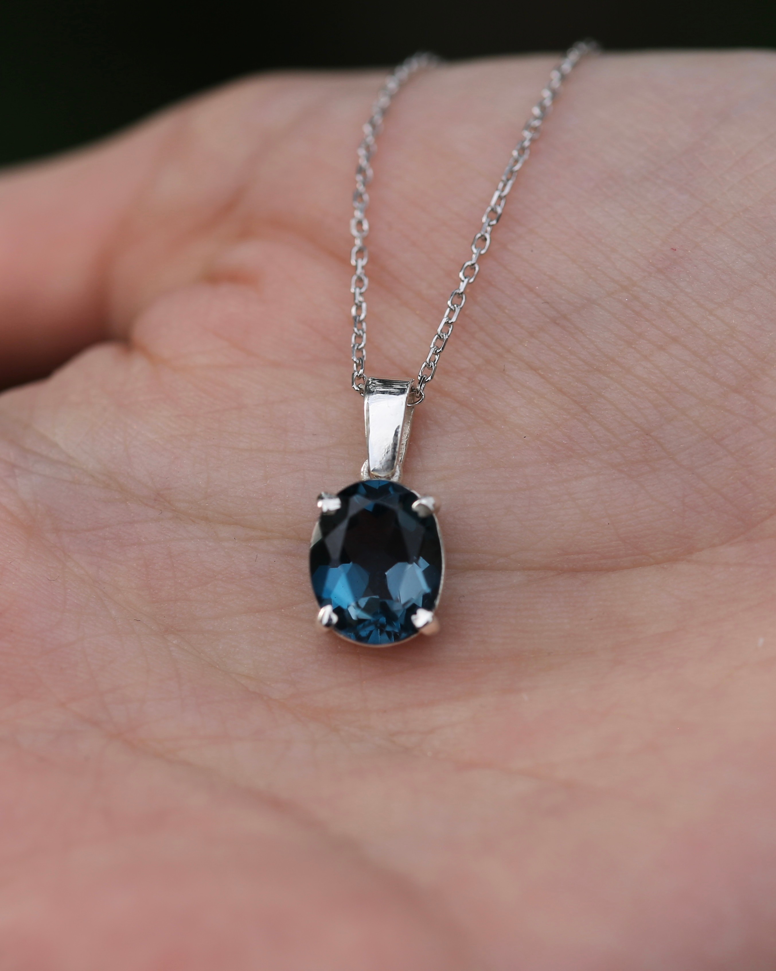 Oval London Blue Topaz Gümüş Kolye