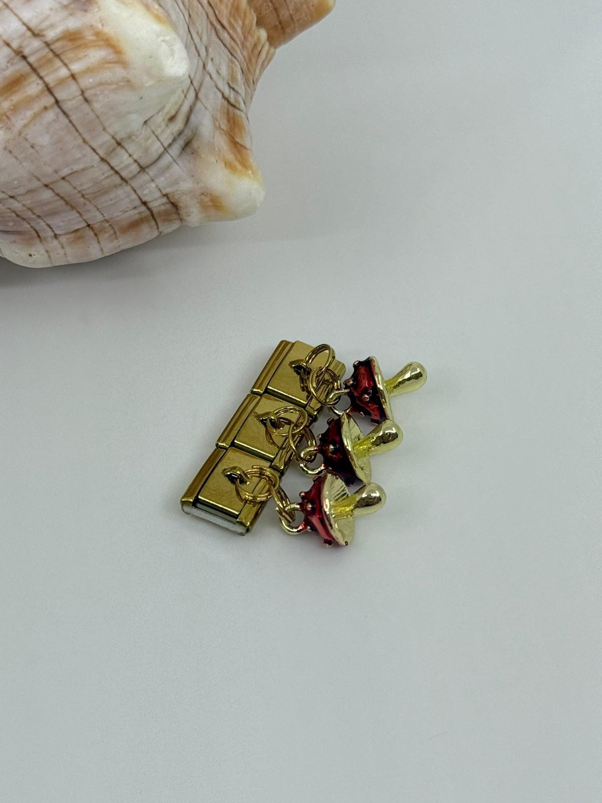 Nomi  Charm