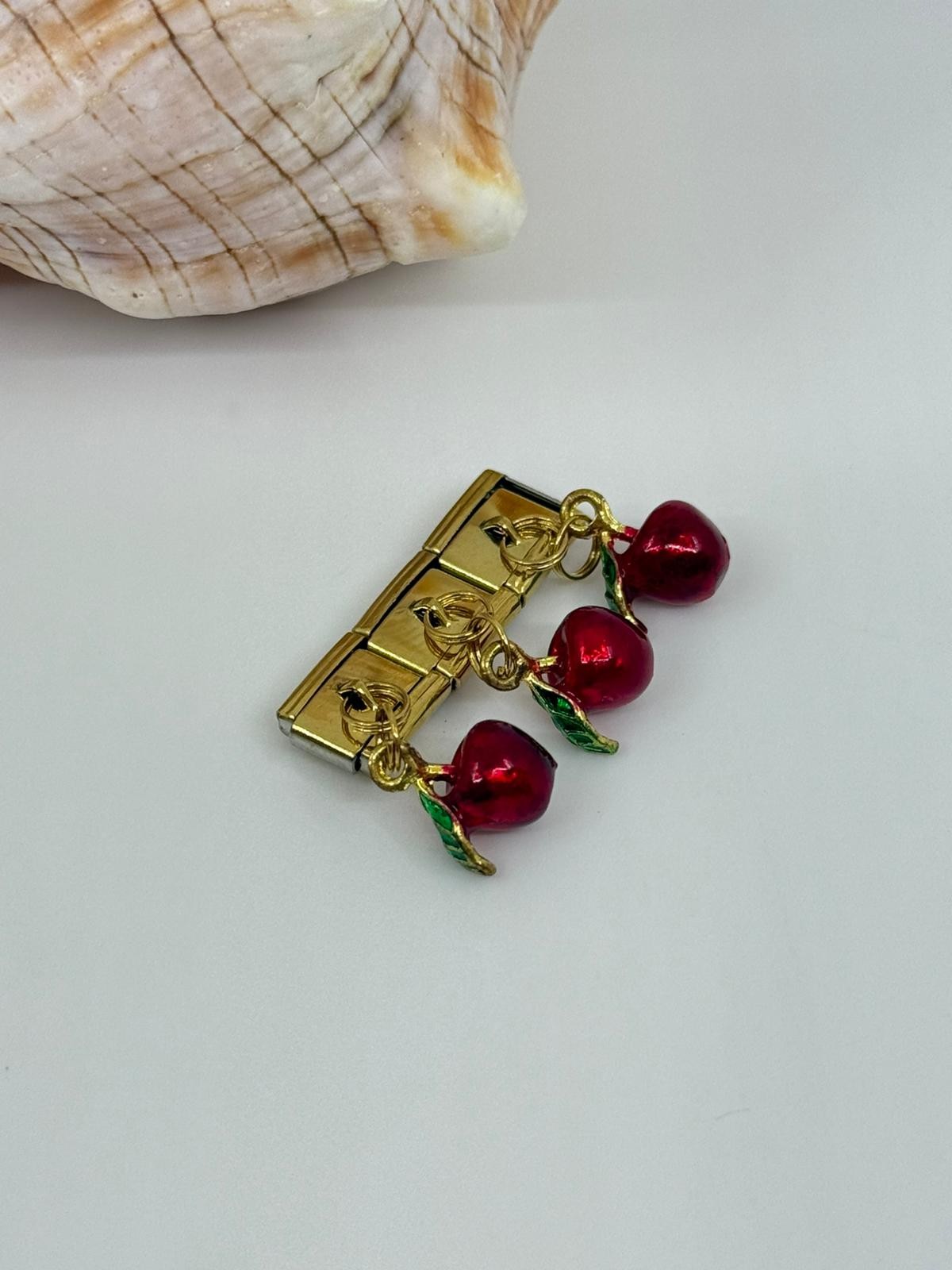 Nomi  Charm