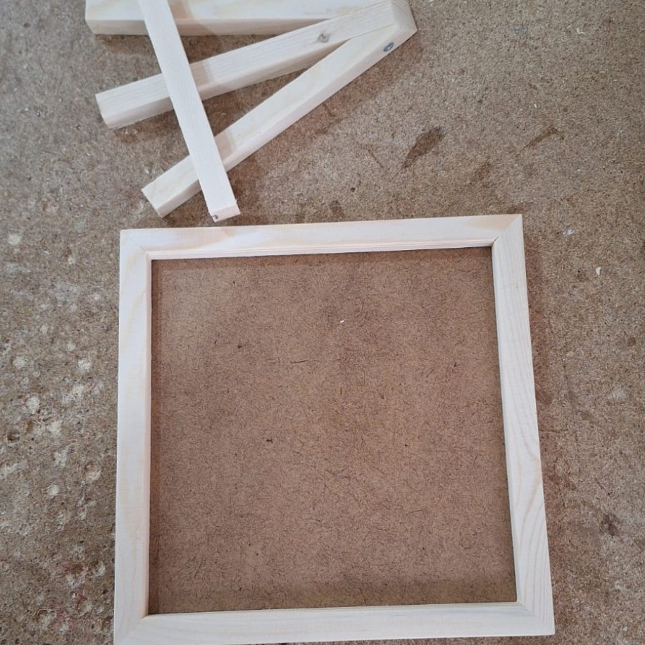 Mrt Ahşap Ayaklı Şovaleli Çerçeve 25x25 cm