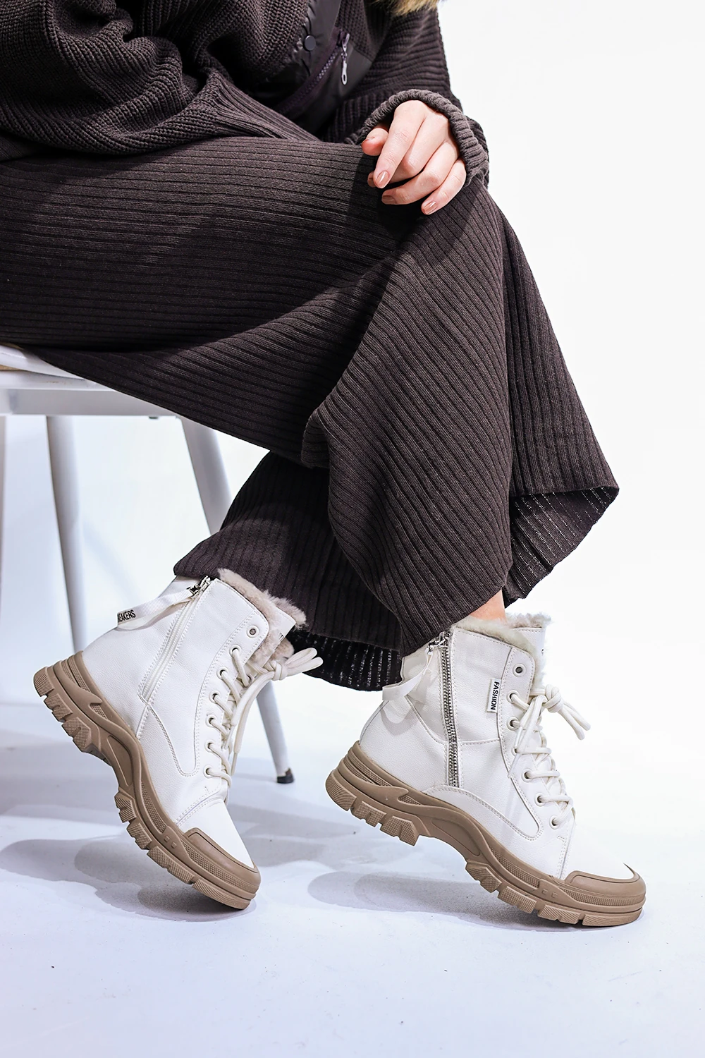 İthal Doğal Deri İç Kısmı Kürk Detaylı Ekru Kadın Spor Bot