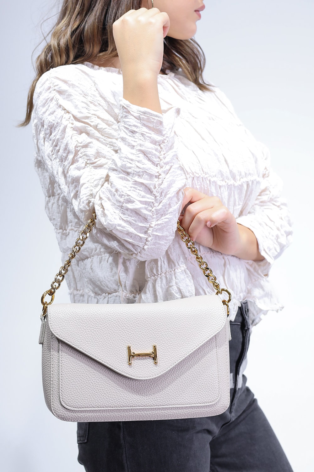 Üst Yüzeyi Dokulu Yapıda Zincir Askılı Kadın Kol Çantası