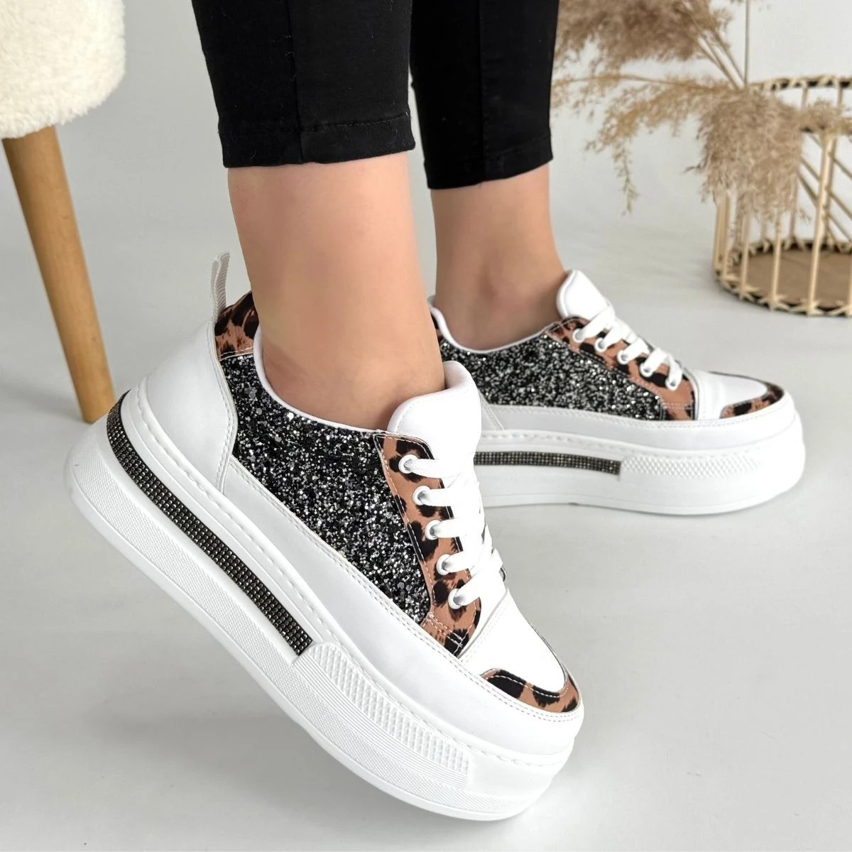 Lawin Beyaz Cilt Siyah Simli Bağcıklı Spor Ayakkabı