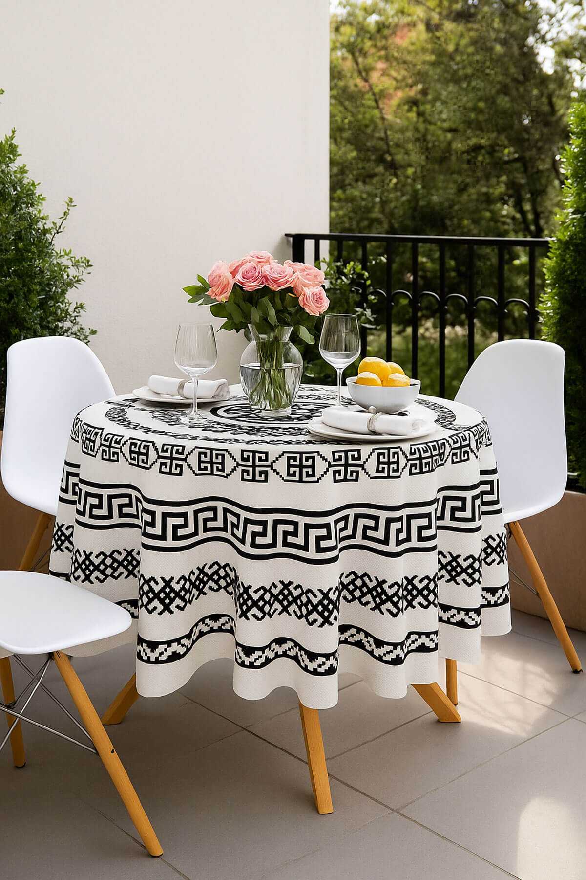 Yuvarlak Geometrik Siyah Desenli Duck Kumaş Masa Örtüsü 150x150 Cm