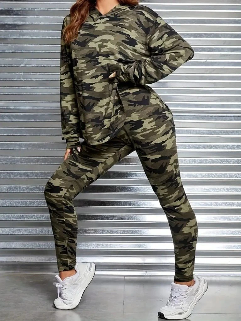 Kadın Uzun Kollu Kapşonlu Kamuflaj Desenli Bluz Ve Pantolon Tayt Ikili Takım