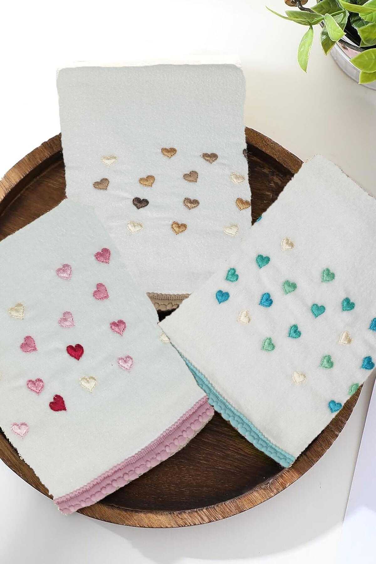 3 Lü Renkli Kalpli Su Taşı Kenar İşlemeli Havlu Seti 50X90 Cm