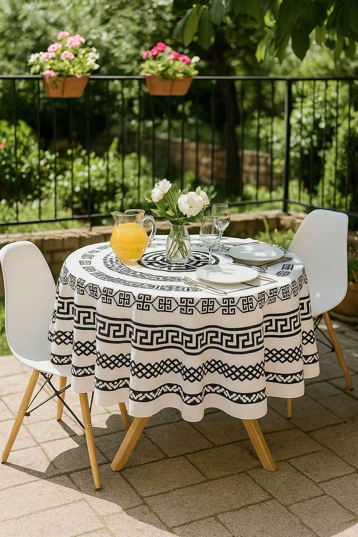 Yuvarlak Geometrik Siyah Desenli Duck Kumaş Masa Örtüsü 150x150 Cm