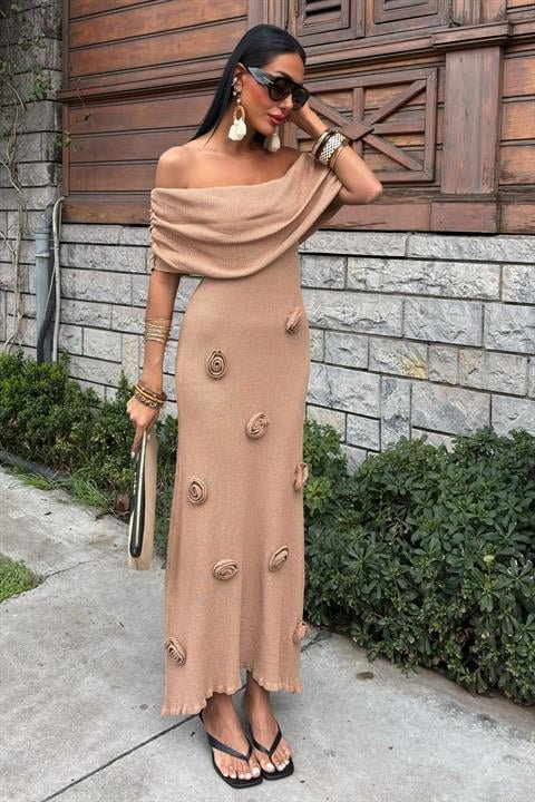 Eteği Gül Detay Madonna Yaka Elbise 2863