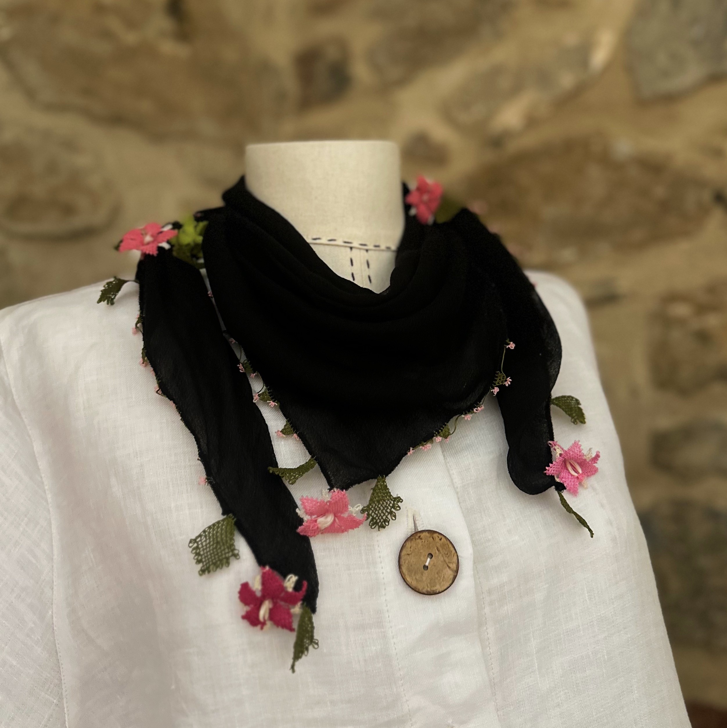  İğne Oyalı Üçgen İpek Fular - Siyah