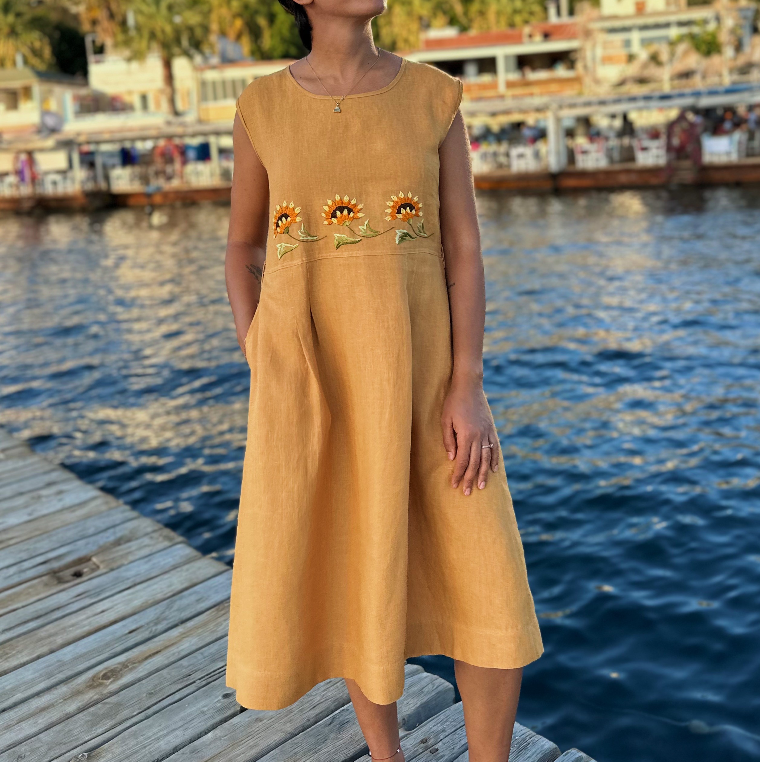 Ayçiçeği El Nakışlı Saf Keten Elbise 