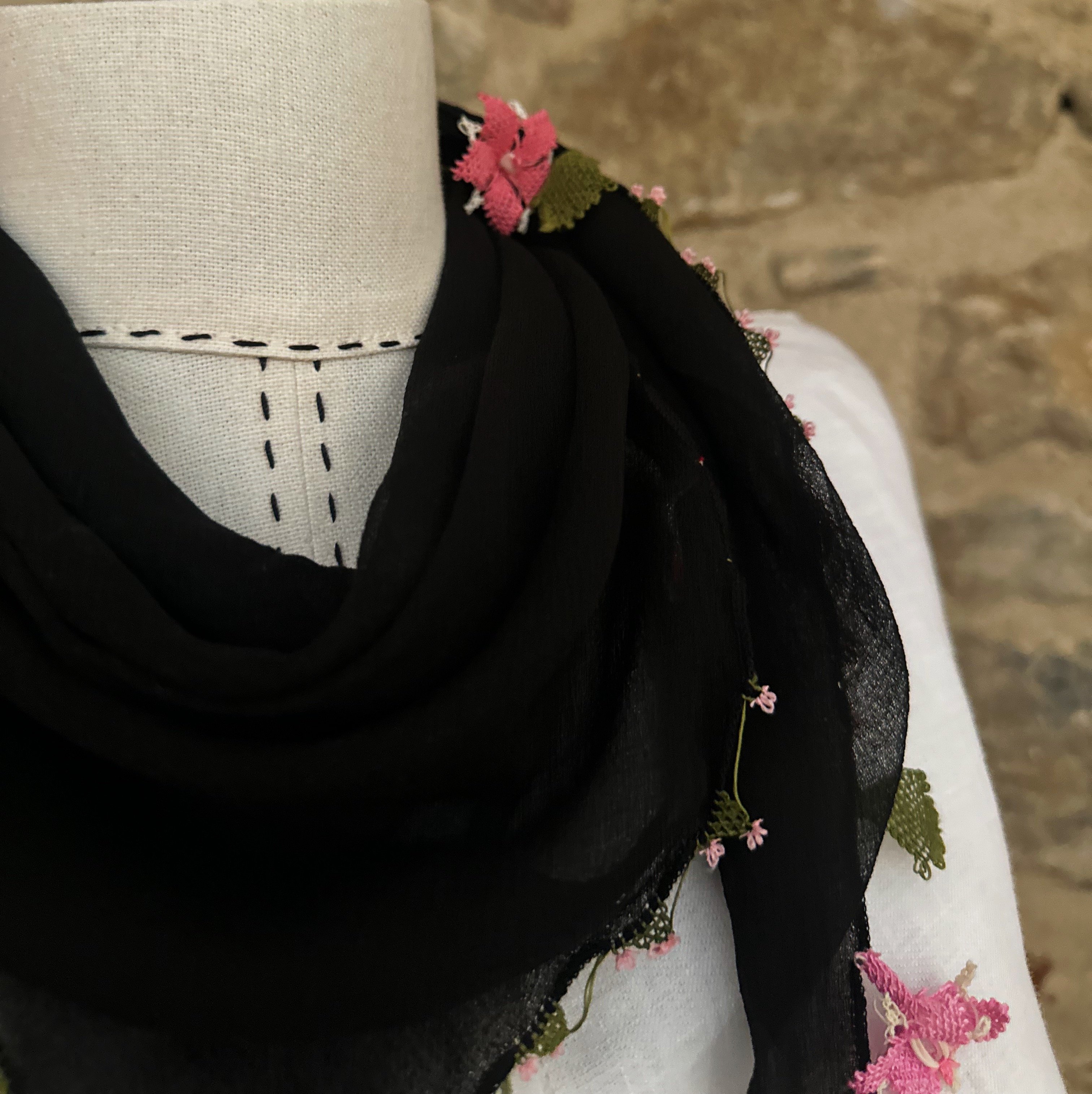  İğne Oyalı Üçgen İpek Fular - Siyah
