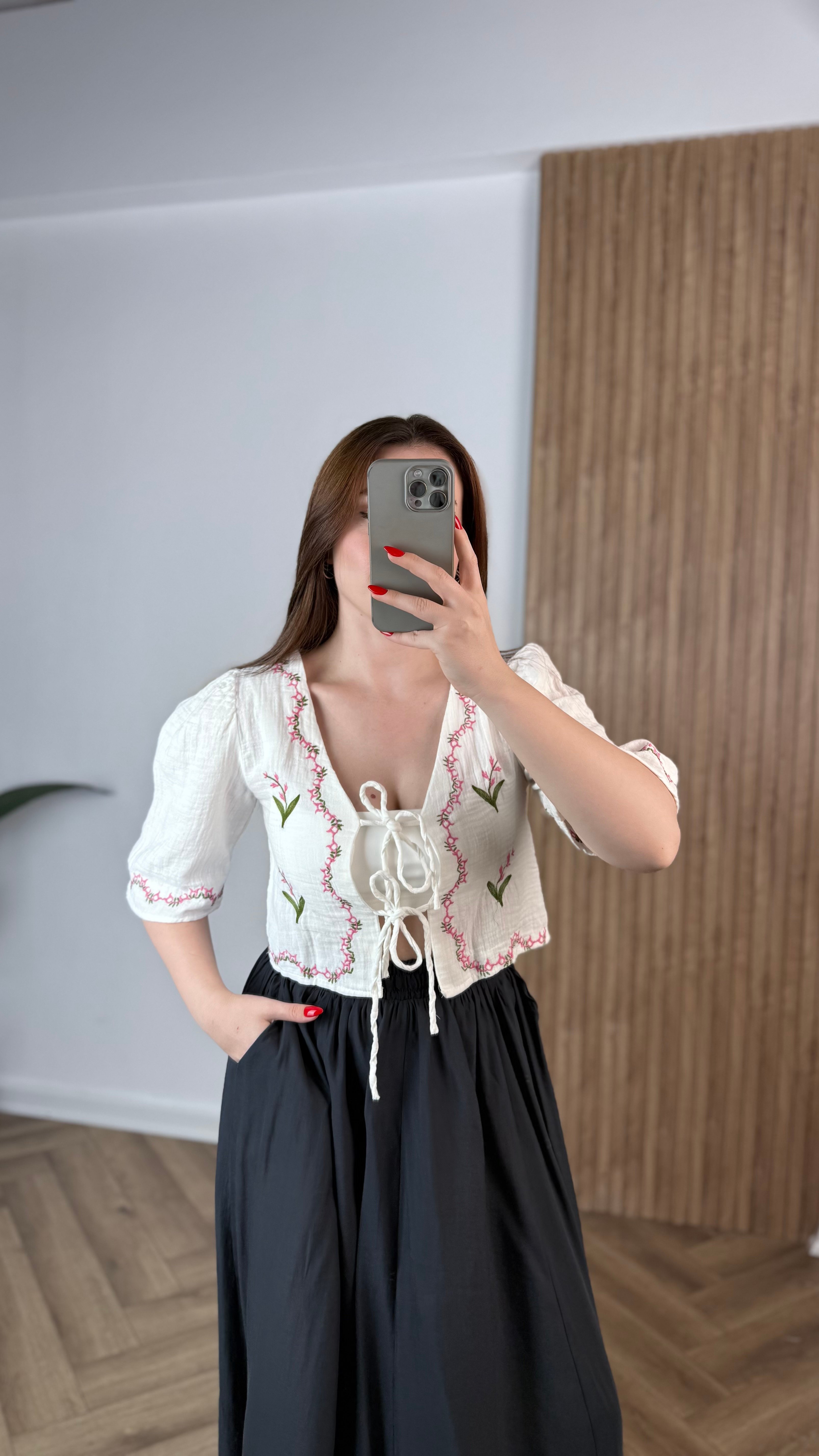 Yeni Sezon Bağlamalı Crop İşlemeli Bluz