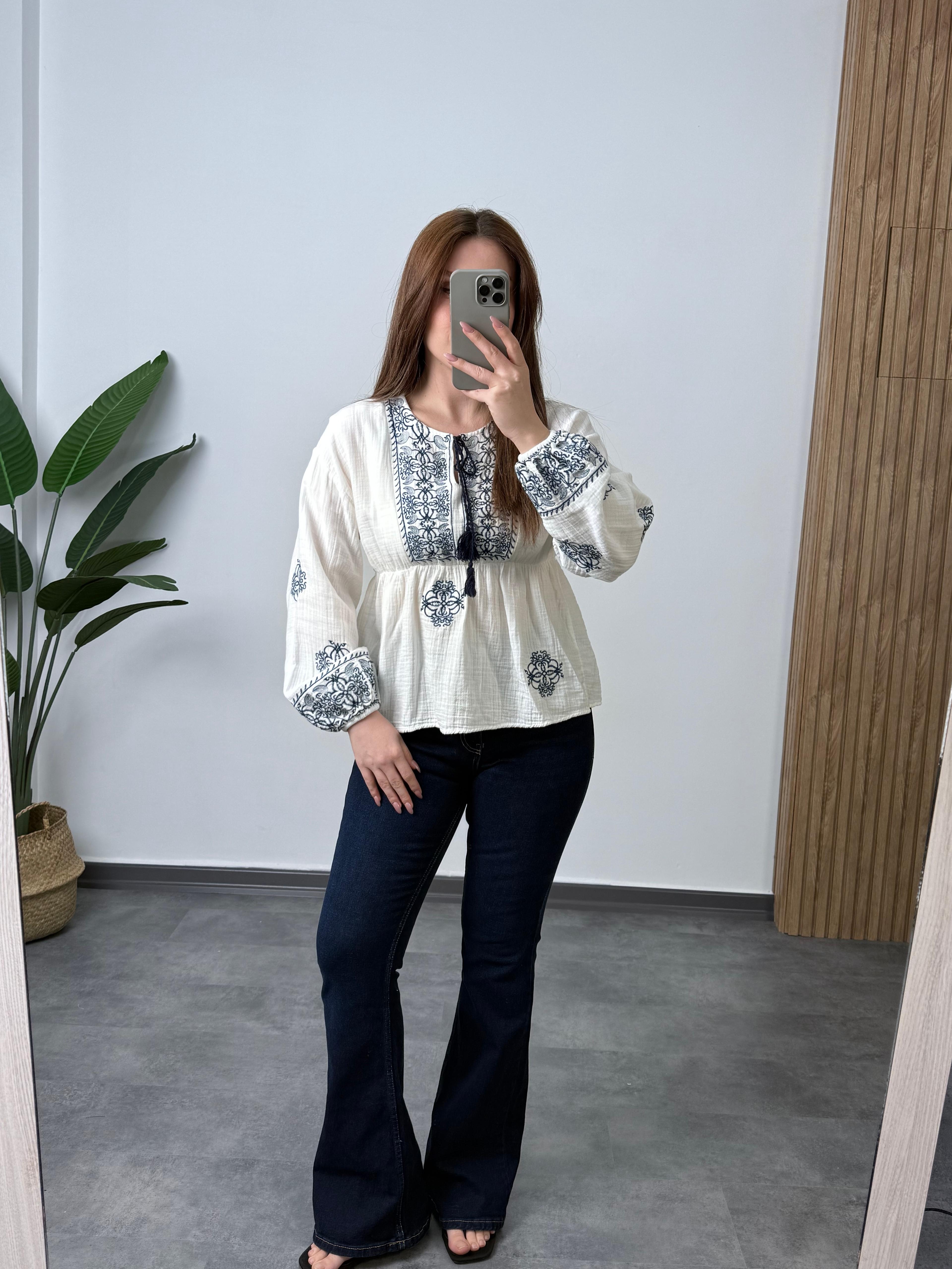 İşlemeli Müslin Bluz