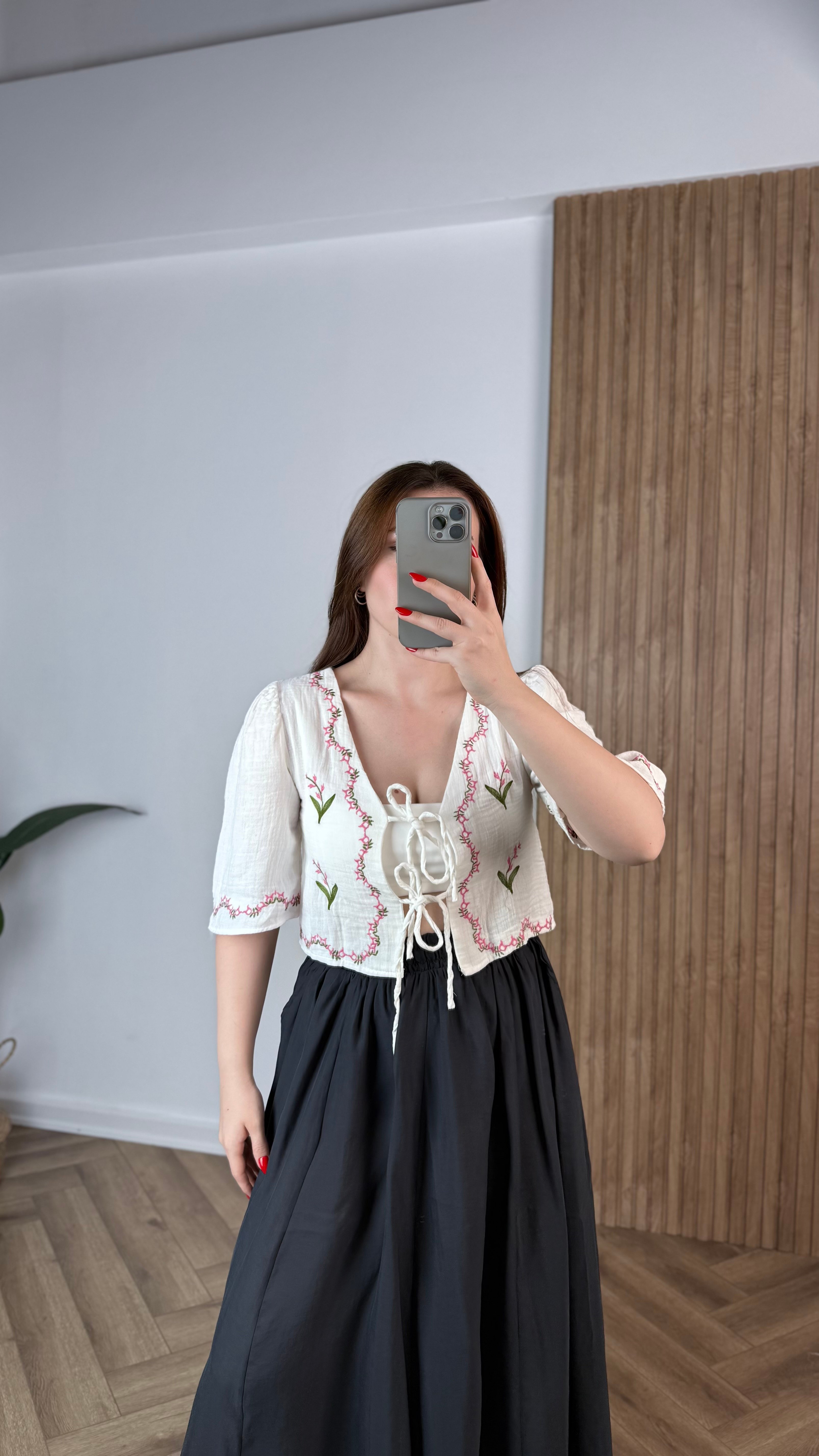 Yeni Sezon Bağlamalı Crop İşlemeli Bluz