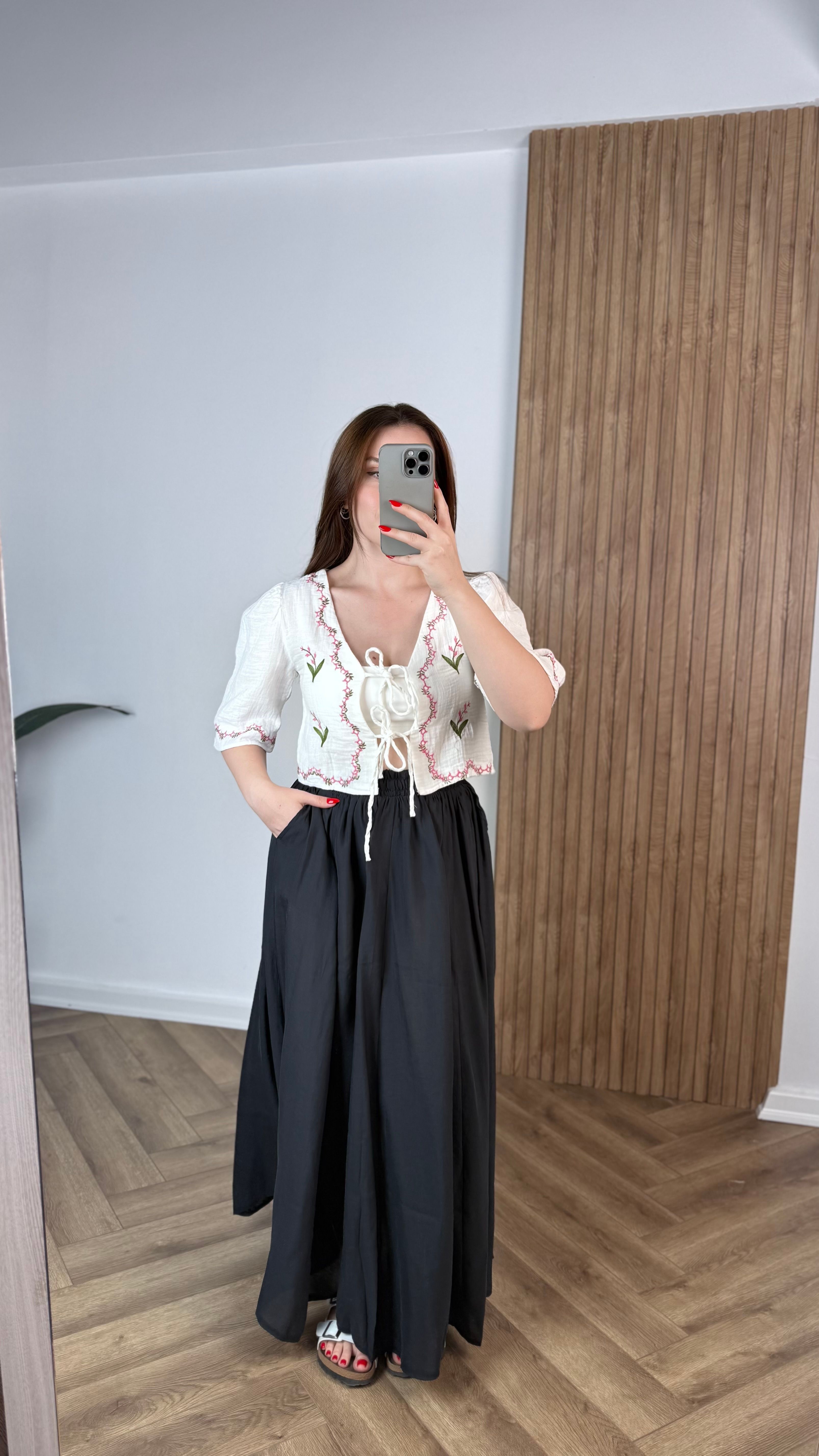 Yeni Sezon Bağlamalı Crop İşlemeli Bluz