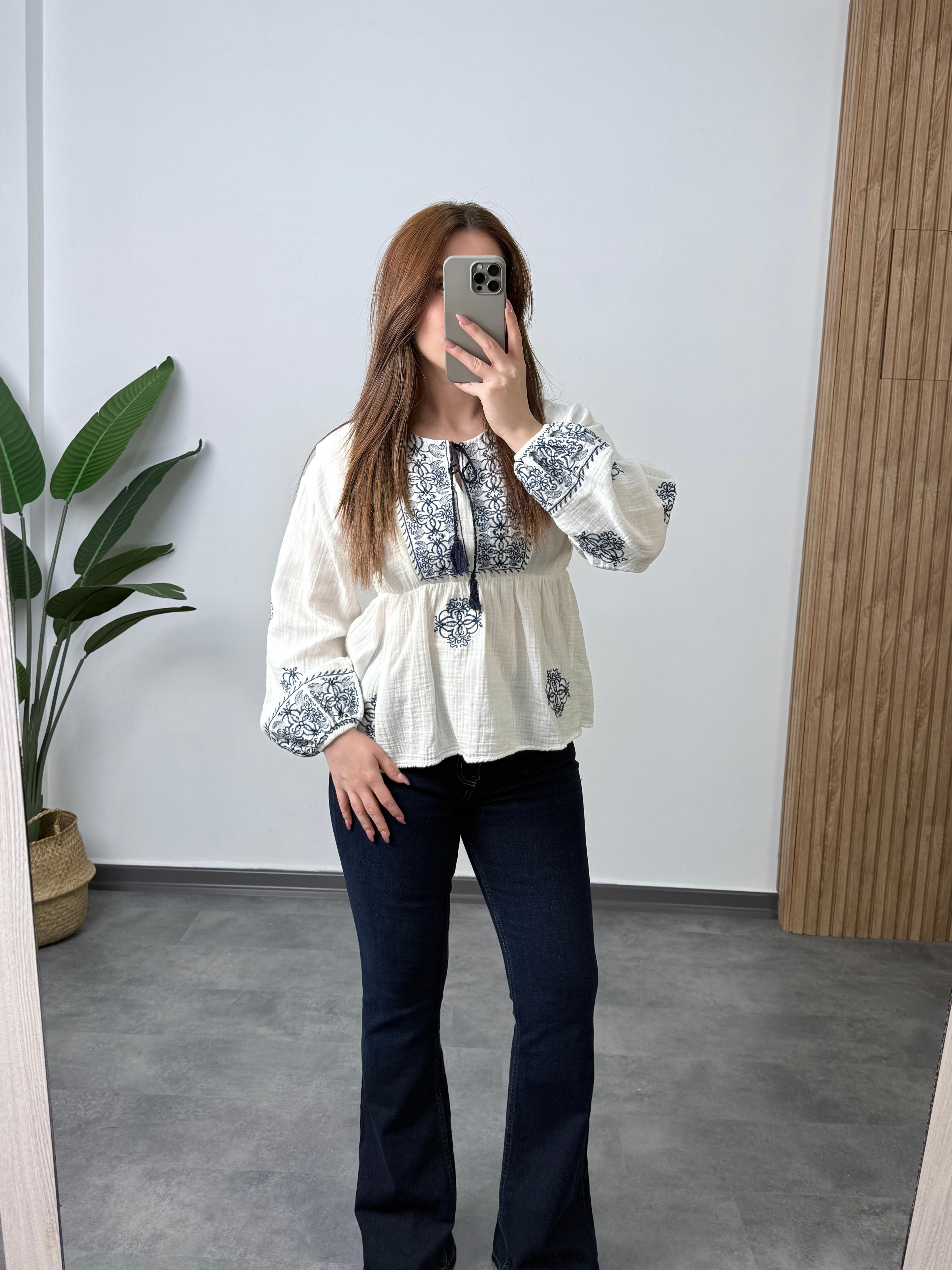 İşlemeli Müslin Bluz