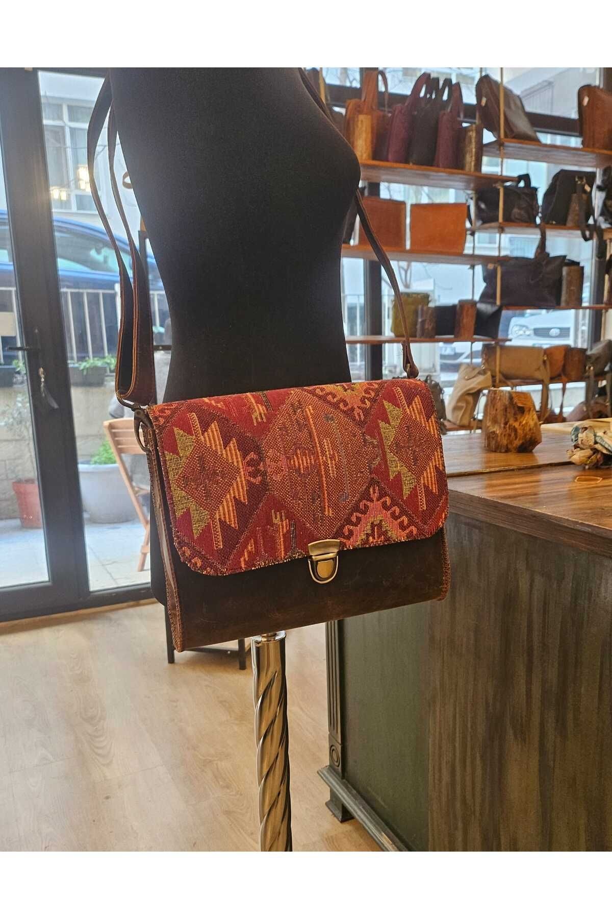 DORA KİLİM DESENLİ POSTACI ÇANTASI KAHVE