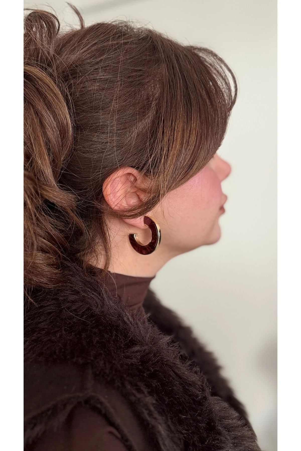 Kahverengi Gold Çerçeveli Yarım Halka Küpe