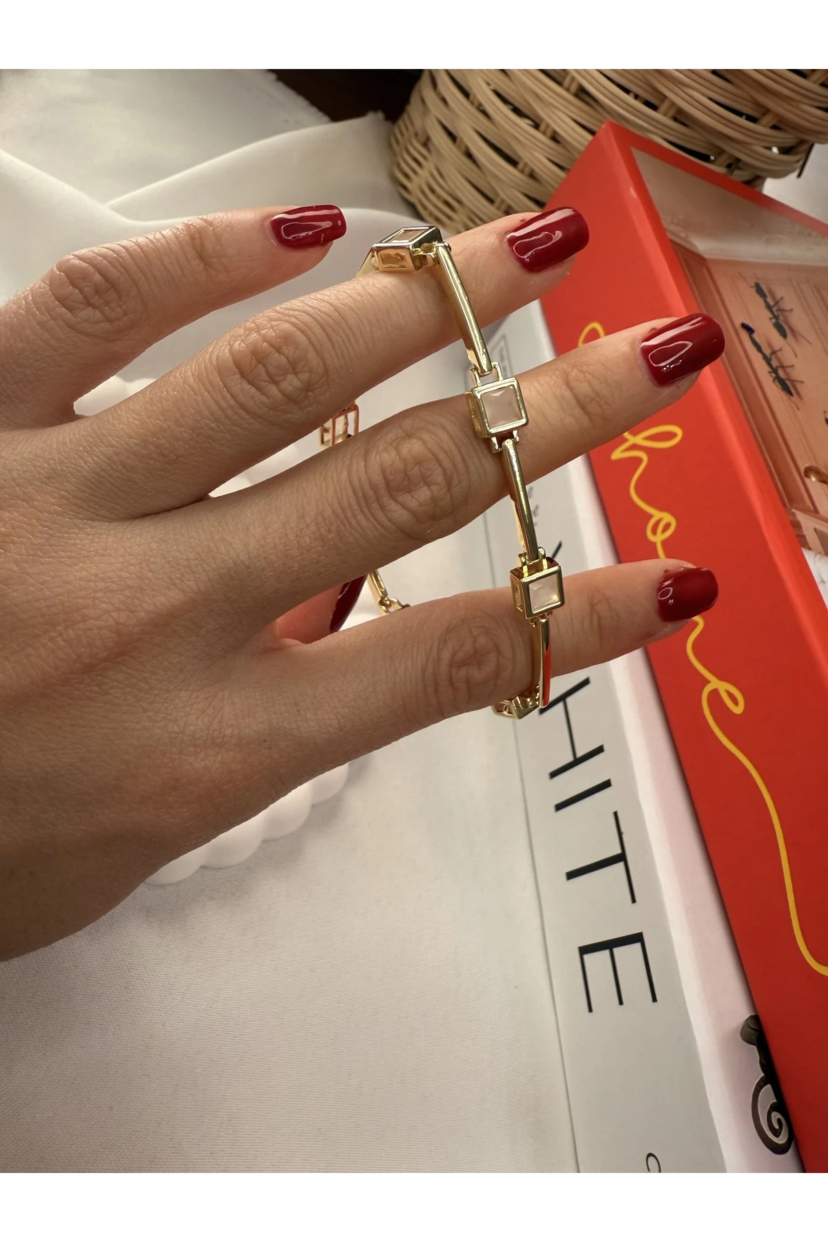 Altın Renk Çelik Kare Detaylı Zarif Bileklik