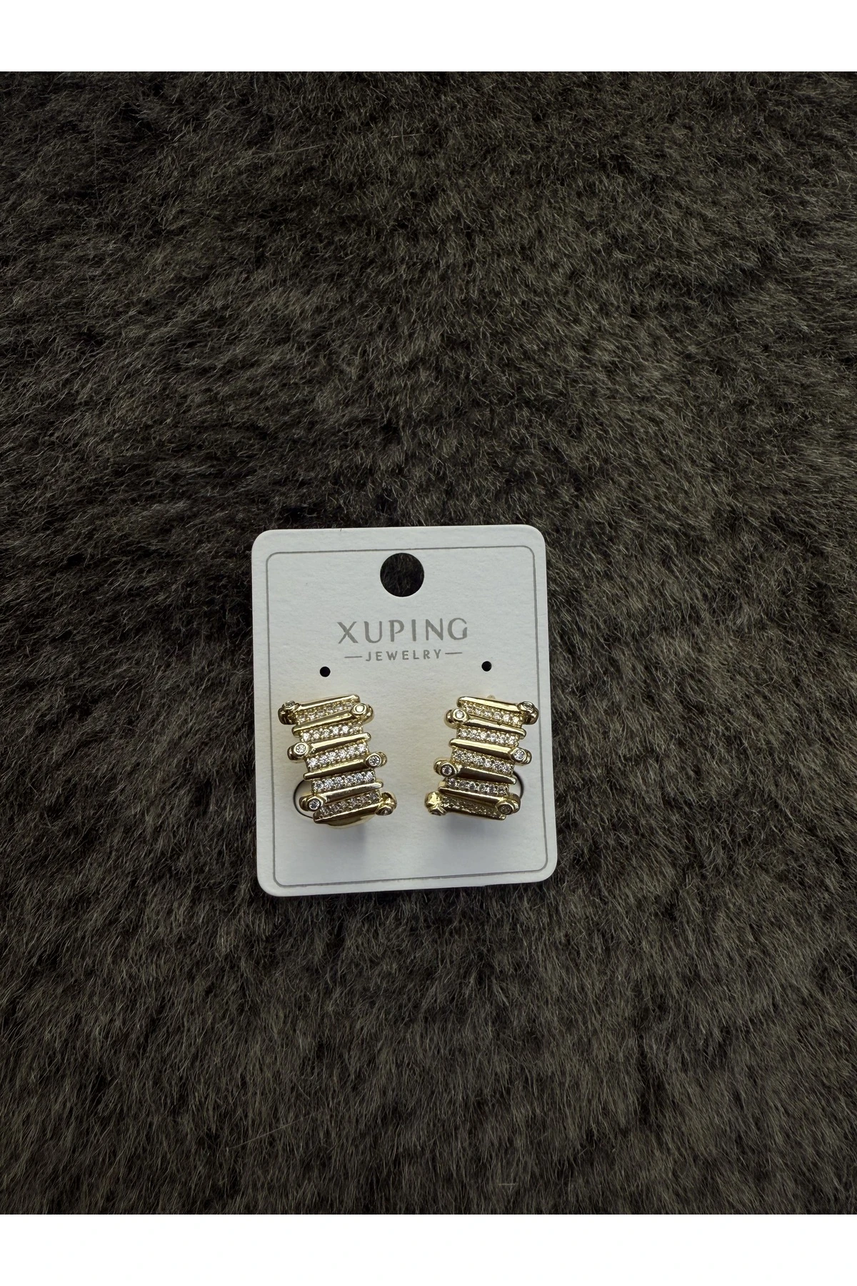 Taş Detaylı Altın Renk Zarif Küpe – Işıltılı ve Şık Tasarım