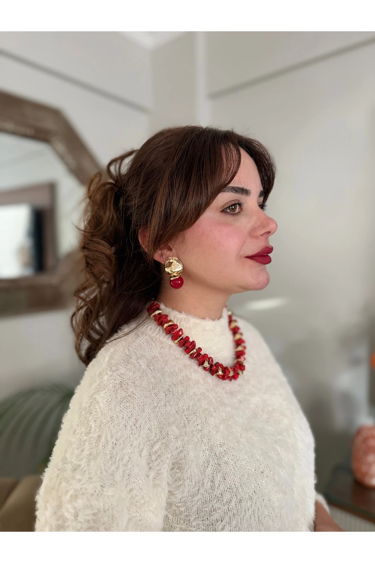 Modern Dövme Altın ve Kırmızı Top Detaylı Statement Küpe