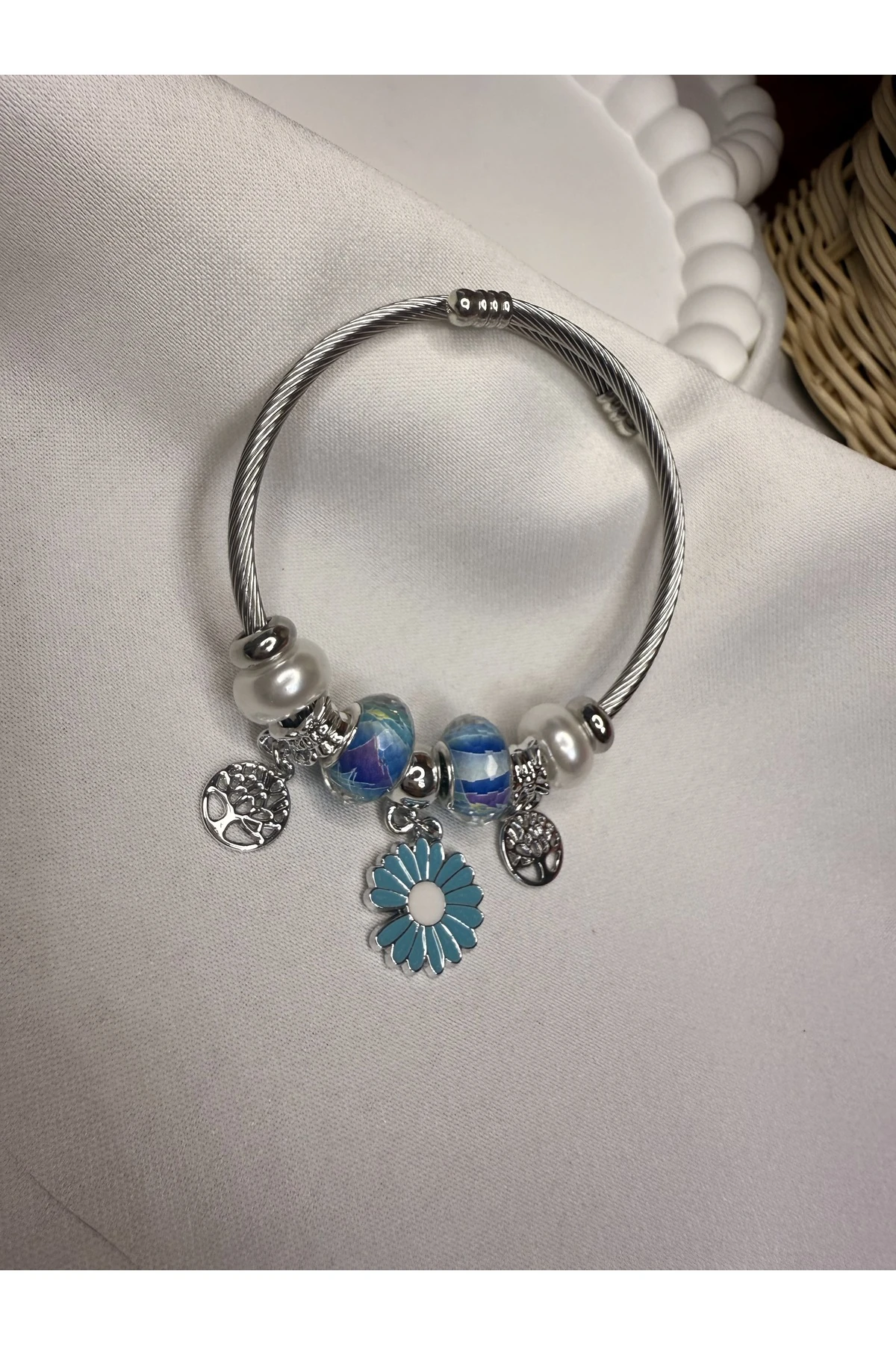 Gümüş Renk Çelik Charm Bileklik – Mavi Çiçek & Hayat Ağacı Detaylı